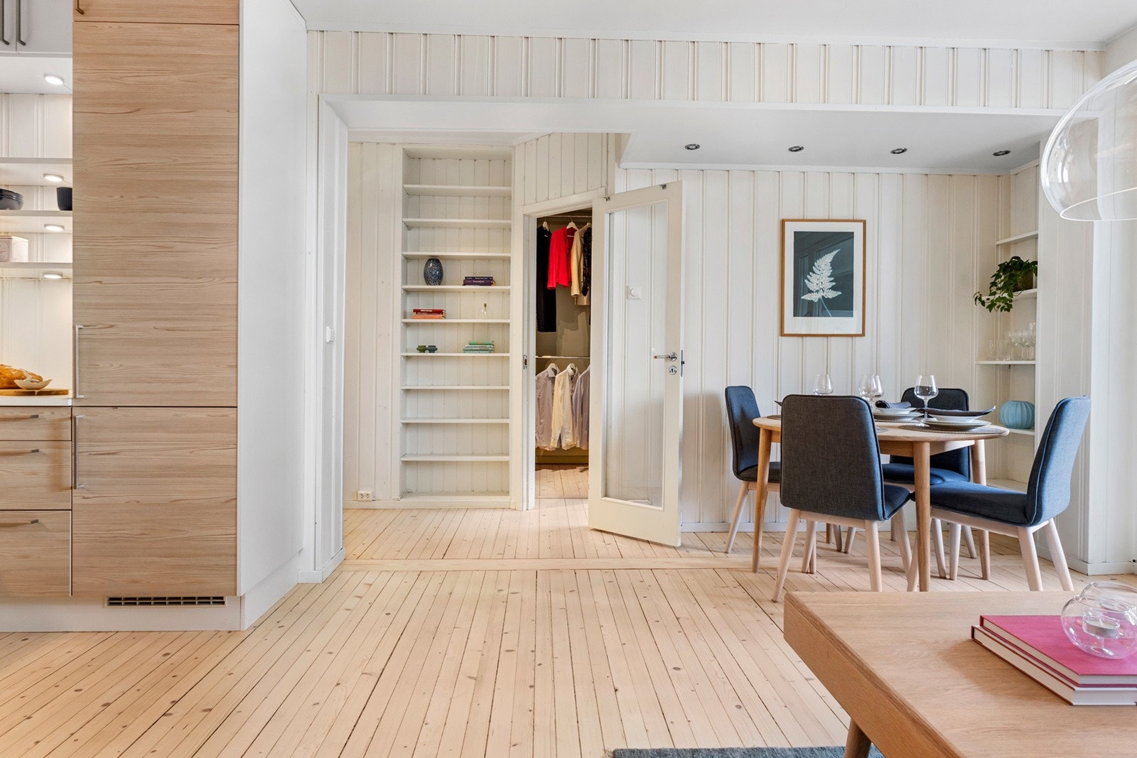 Stuen har nyslipt tregulv Galleribilde