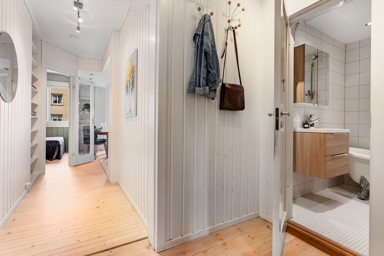 Entré med mulighet for oppheng og oppbevaring av sko og yttertøy Galleribilde