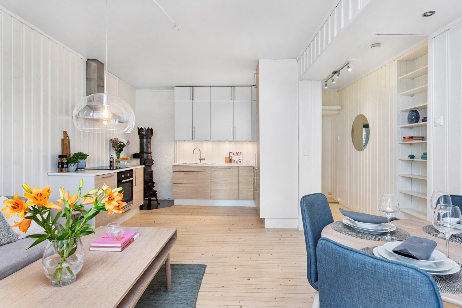 Fin plass til både sofa og spisebord Galleribilde