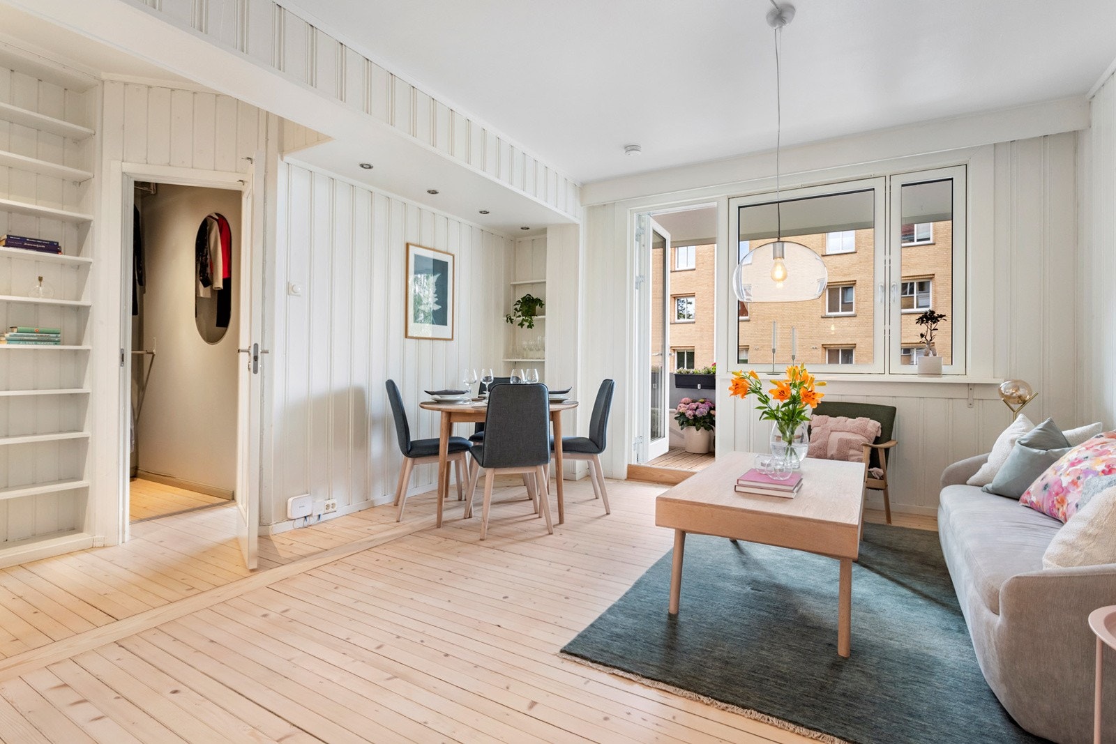Leilighetent har flott beliggenhet med utgang fra stuen til vestvendt balkong. Galleribilde