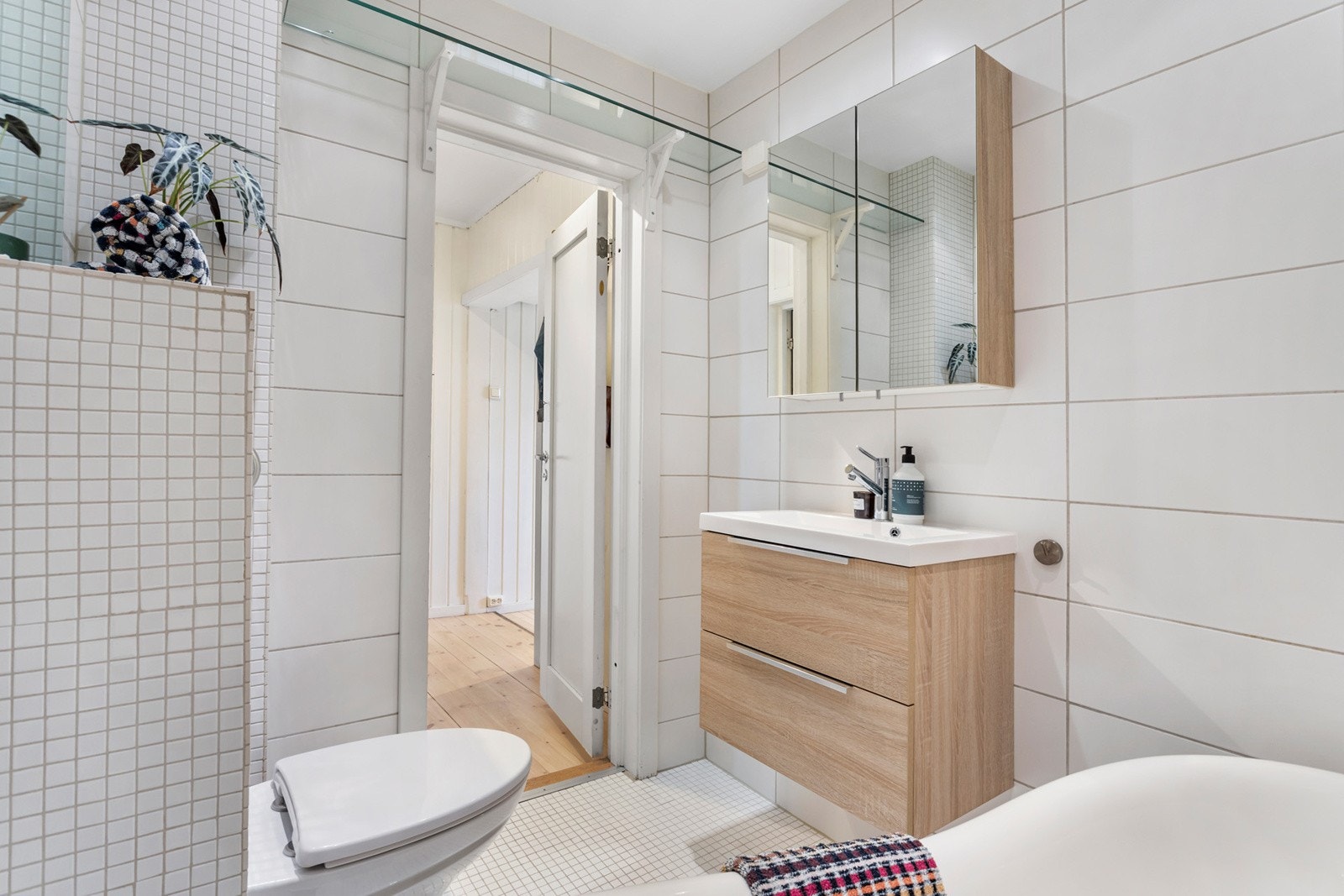 Badet har varme i gulv og downlights i tak Galleribilde