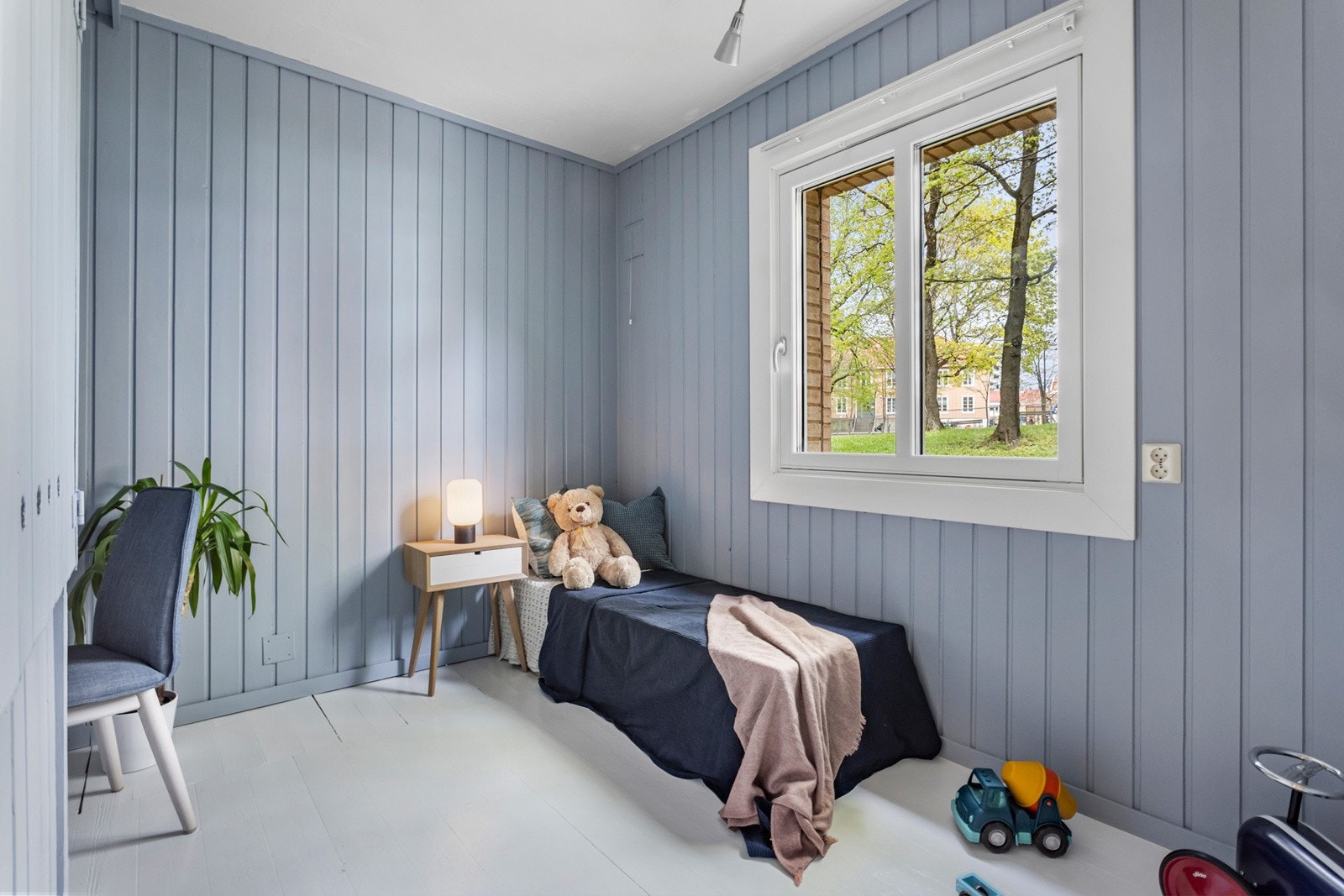 Soverom 1 er et godt rom med nymalte vegger og gulv Galleribilde