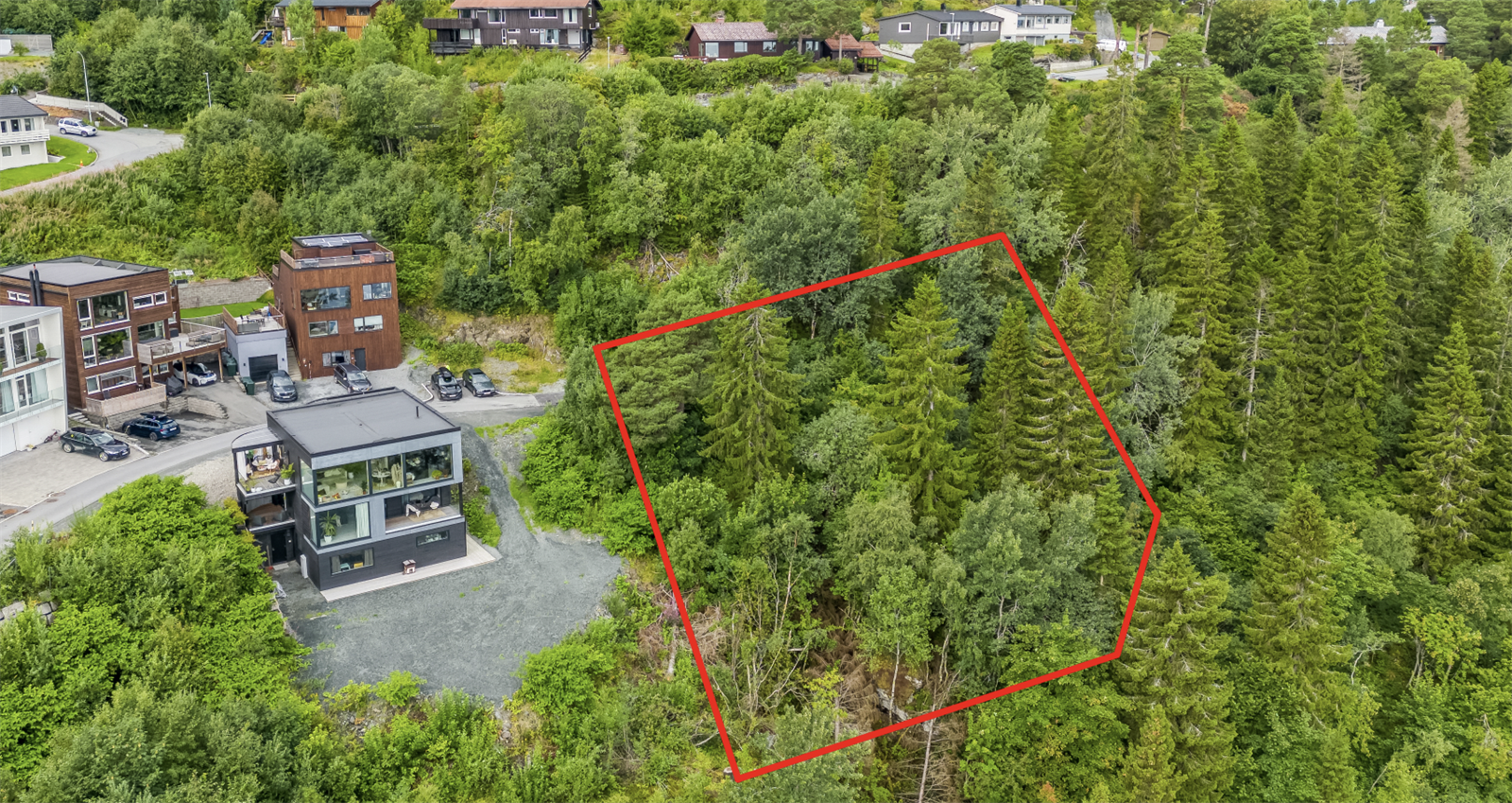 Tomten befinner seg på Trolla, helt i kanten av marka med dyrelivet tett på. Her får du uhindret fjordutsikt og nærhet til mark- og by. Galleribilde