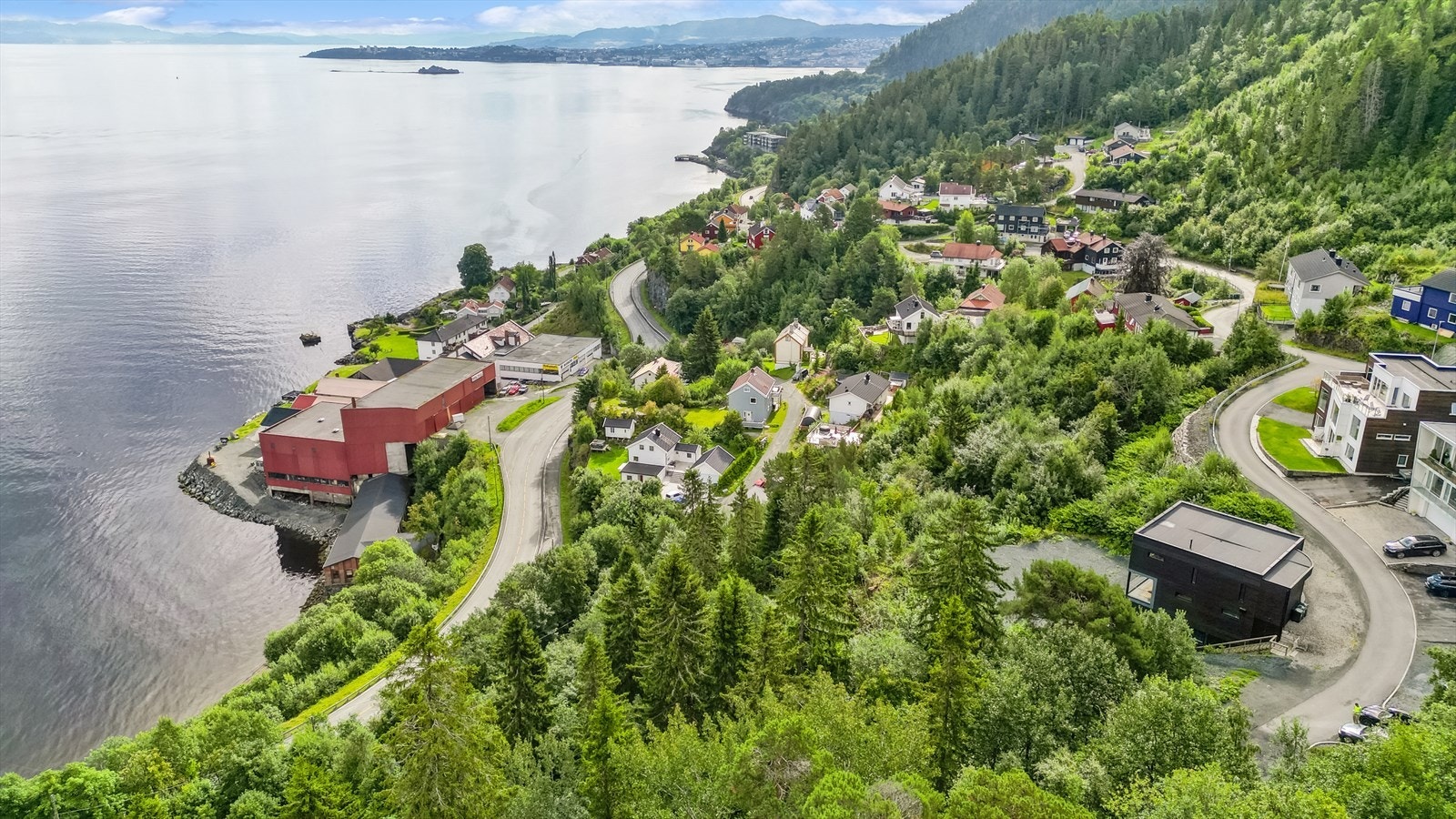 Området består av eneboliger og flermannsboliger. Galleribilde