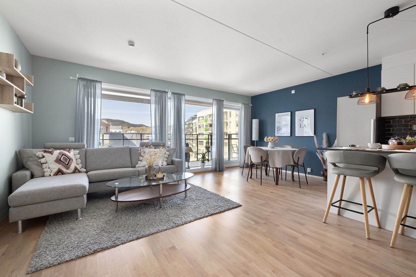 God plass til både sofa og spisebord i stuen Galleribilde