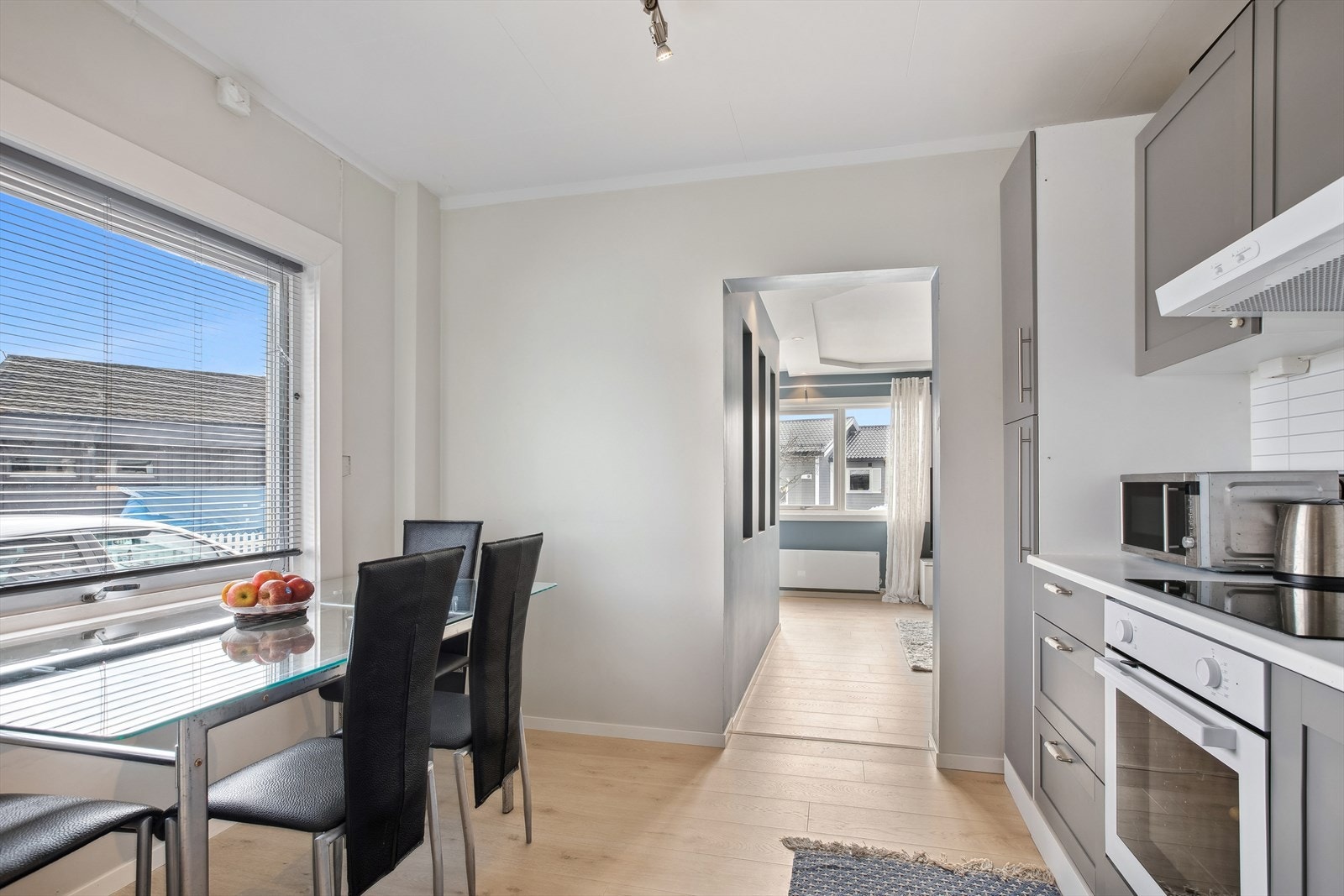 Lyst og delikat med plass til spisebord. Galleribilde