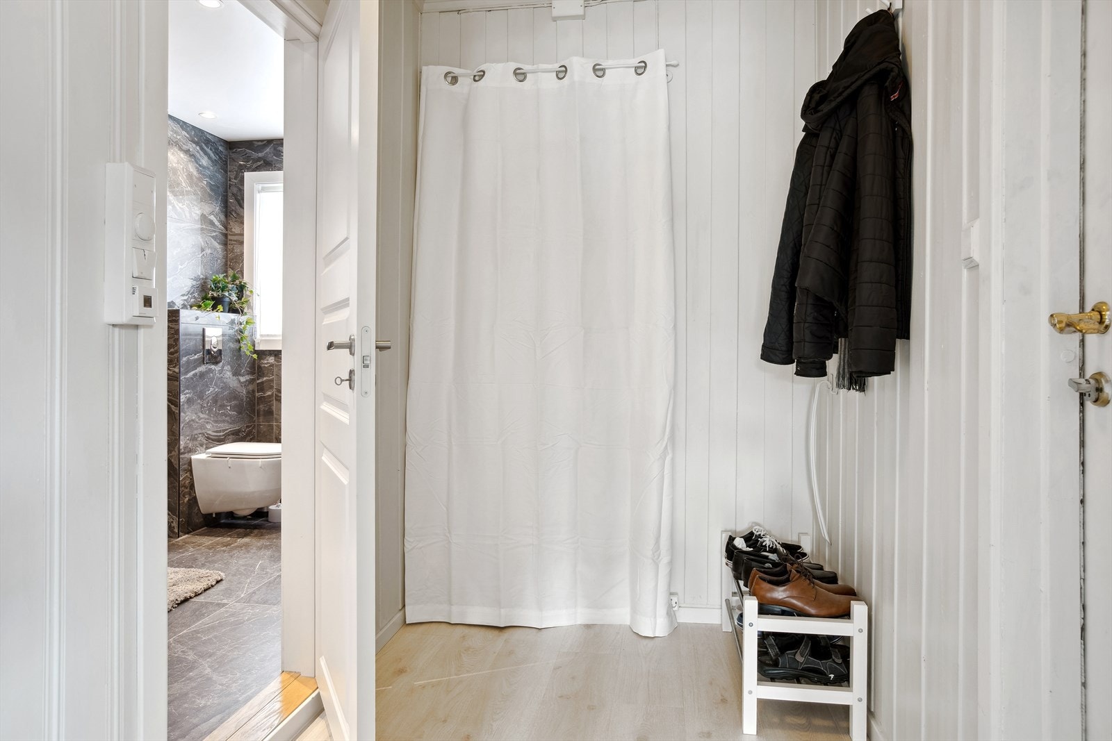 Velkommen inn... Felles inngang med hoveddør inn til leiligheten. Entre med bod for oppbevaring av sko og yttertøy. Galleribilde