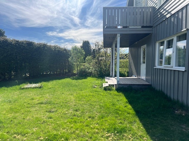 Felles hage for de fire boenhetene. Terrasse utenfor stue. Galleribilde