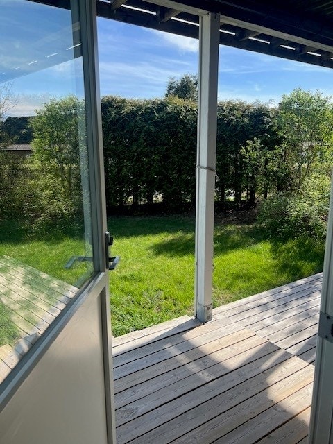 Utgang til terrasse og felles hage fra stue. Galleribilde