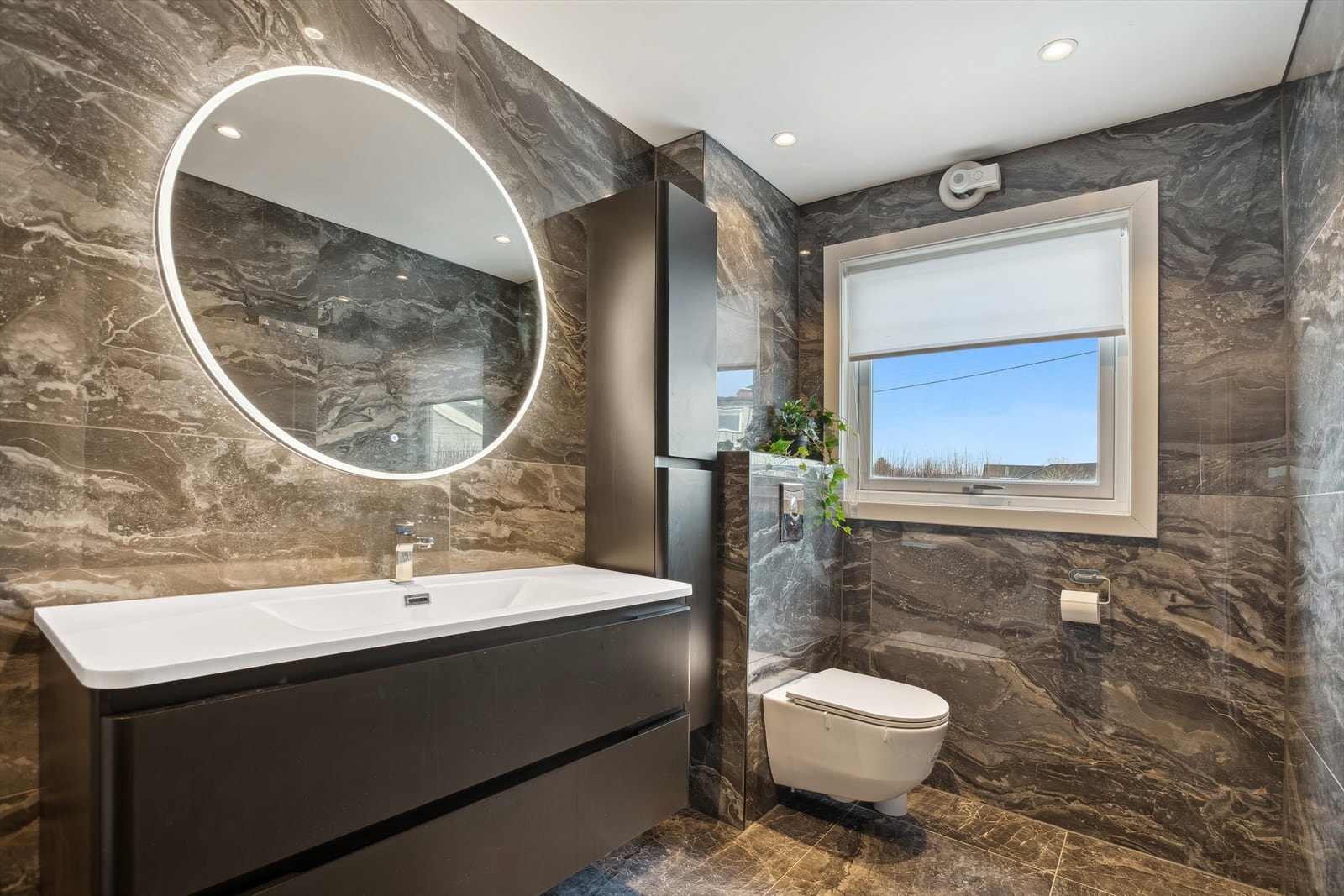 Lekkert bad med gulvvarme. Galleribilde