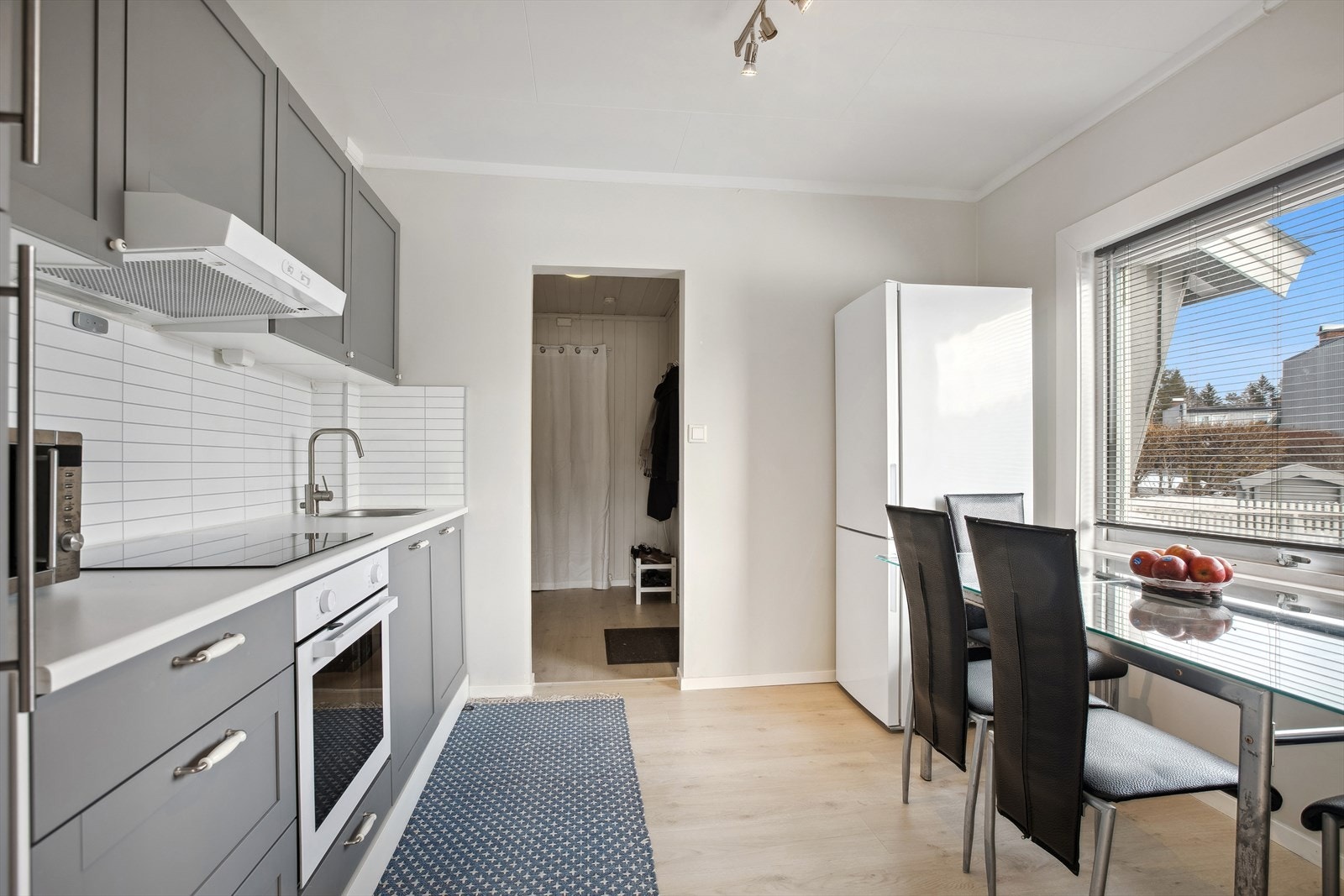 Leiligheten er nylig pusset opp med overflater og fra gangen går du rett inn på kjøkkenet. Galleribilde