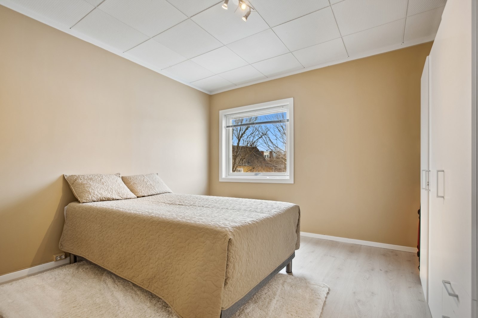 Romslig soverom med inngang fra stue med god plass til dobbel seng samt garderobe. Galleribilde