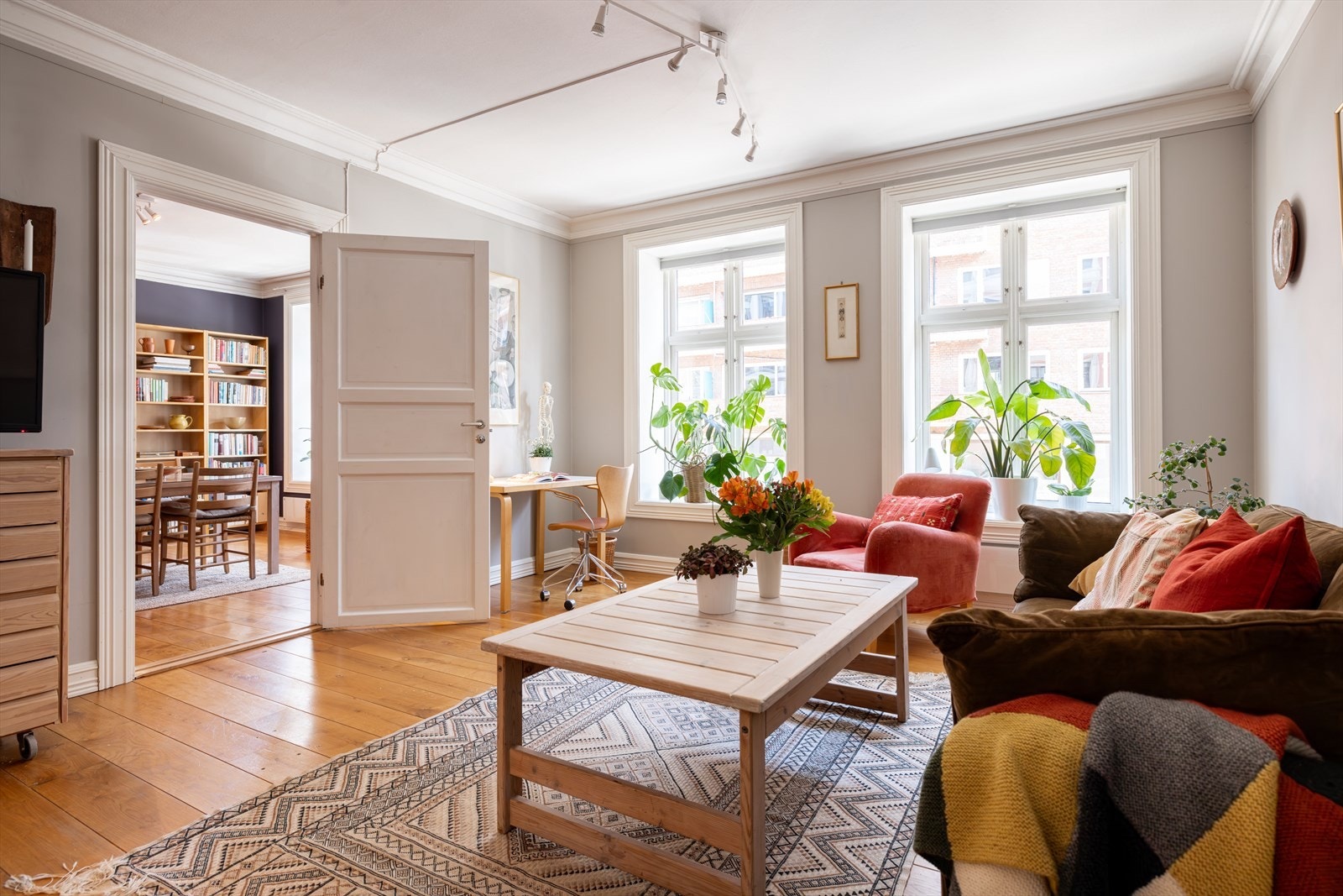 Stuen er holdt i behagelige toner, som gjør det enkelt å innrede etter eget ønske og behov. Galleribilde