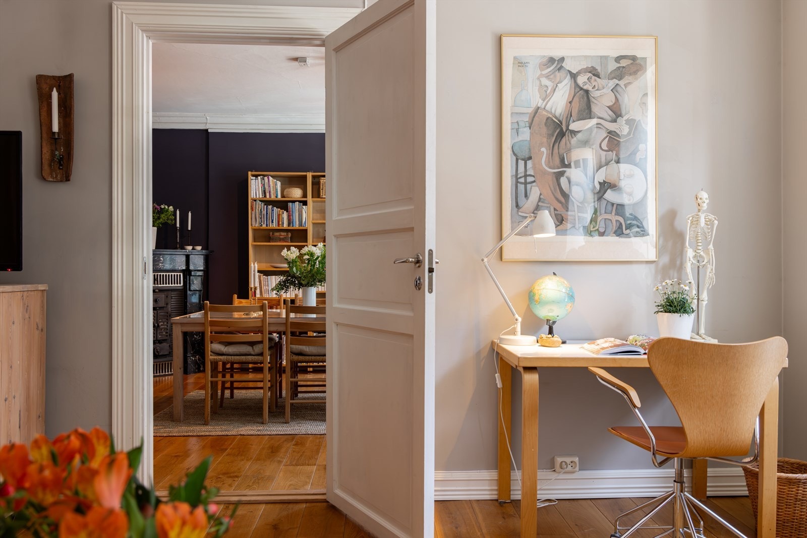 Fra stuen har du adkomst til det som i dag er innredet som spisestue. Et av disse rommene kan fint benyttes som soverom, dersom du trenger mer plass. Galleribilde