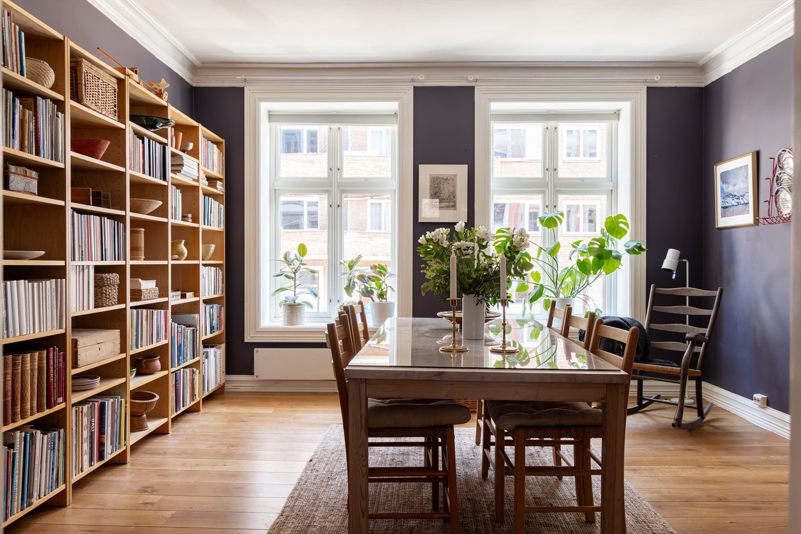 Det er opplegg for en dør i motsatt vegg dersom man ønsker å dele opp til et ekstra soverom. Galleribilde
