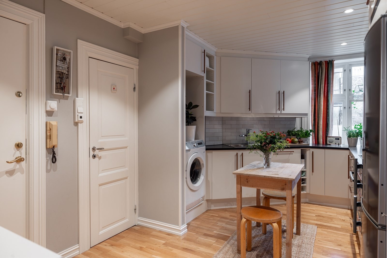 På kjøkkenet har du også plass til et eget, mindre spisebord - perfekt for en kjapp frokost! Galleribilde