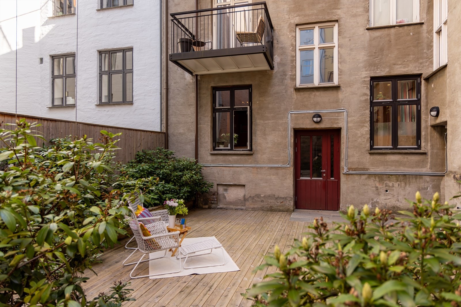 En liten trapp ned finner du den fantastiske bakgården. Galleribilde