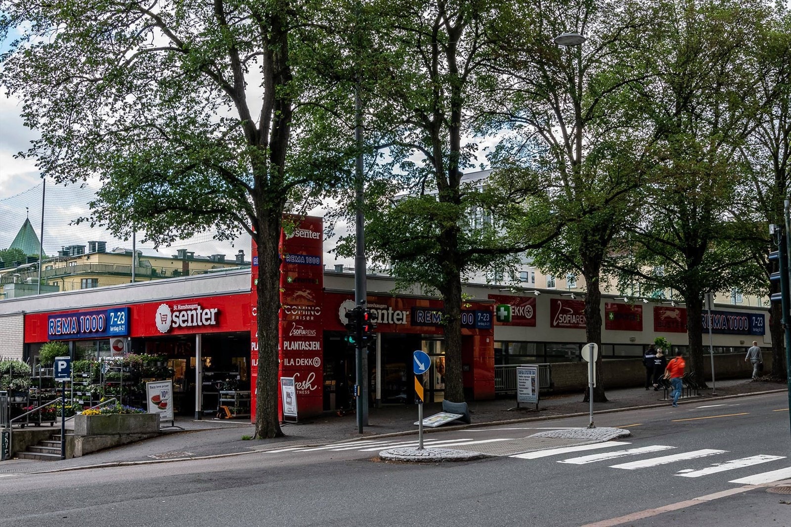 På St.Hanshaugen senter finner du nødvenighetene i hverdagen. Her ligger Rema1000, apotek og blomsterbutikk. Galleribilde