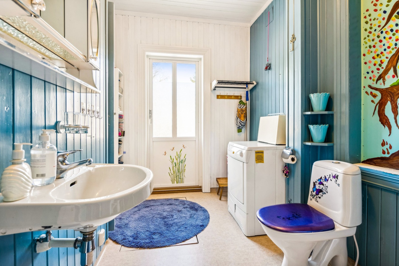 Her er det luke til kjeller og utgang ut Galleribilde