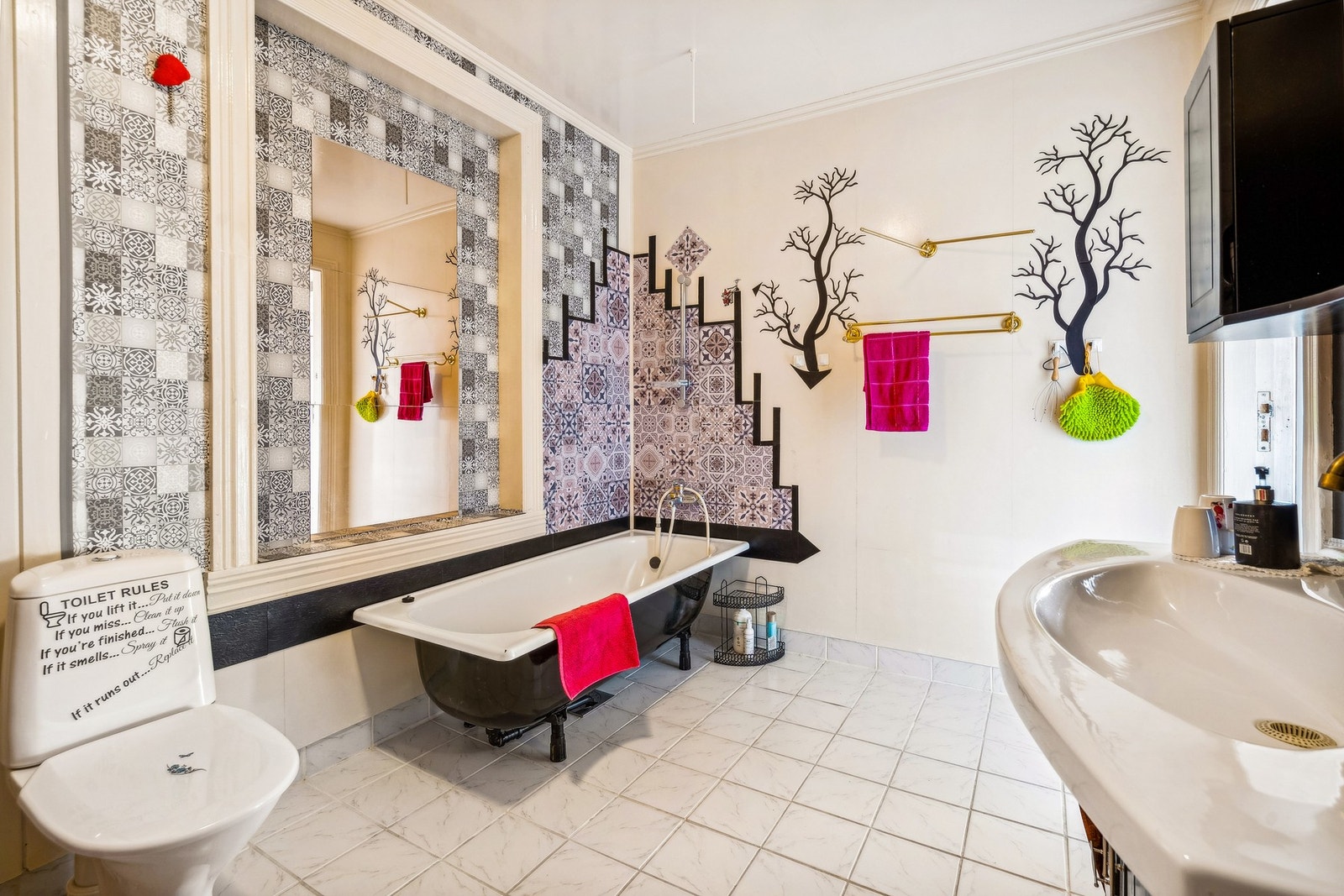 Badet her oppe fremstår med flis på gulv med varmekabler. Både dette bade og badet nede trenger renovering for å holde dagens standard Galleribilde