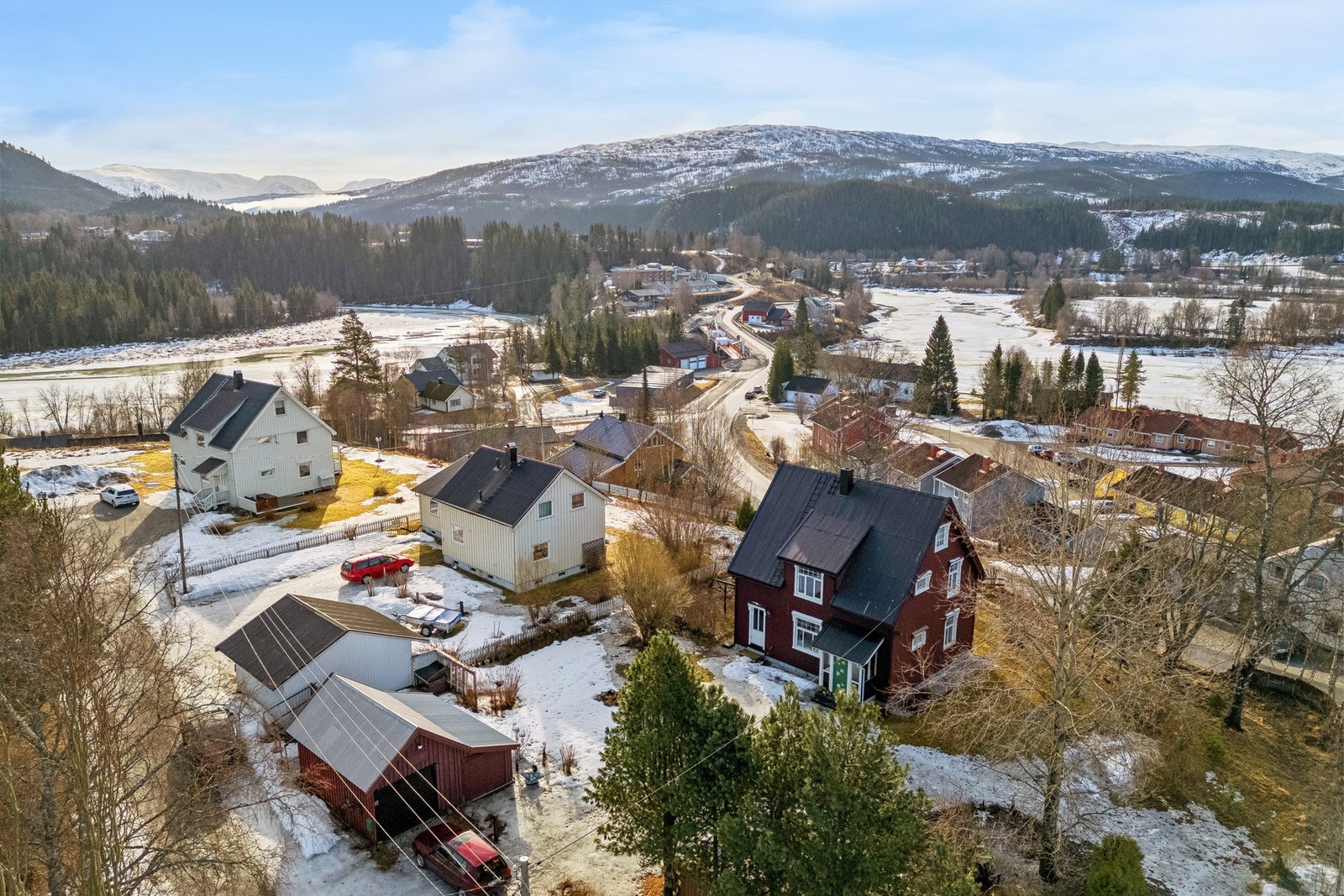 Velkommen til Buevegen 5 - en sjarmerende bolig oppført i ca. 1929 på Trofors. Galleribilde