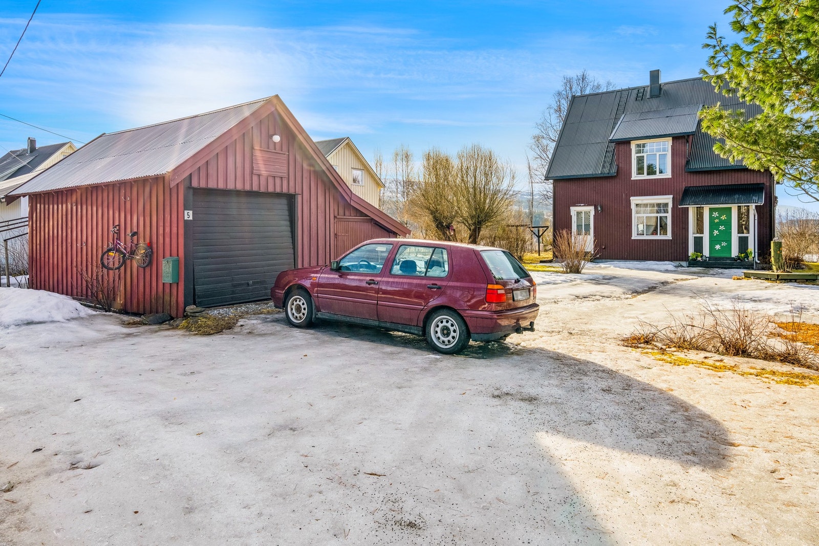 Parkering foregår i en enkel garasje og ellers oppstillingsplass på egen tomt. Galleribilde