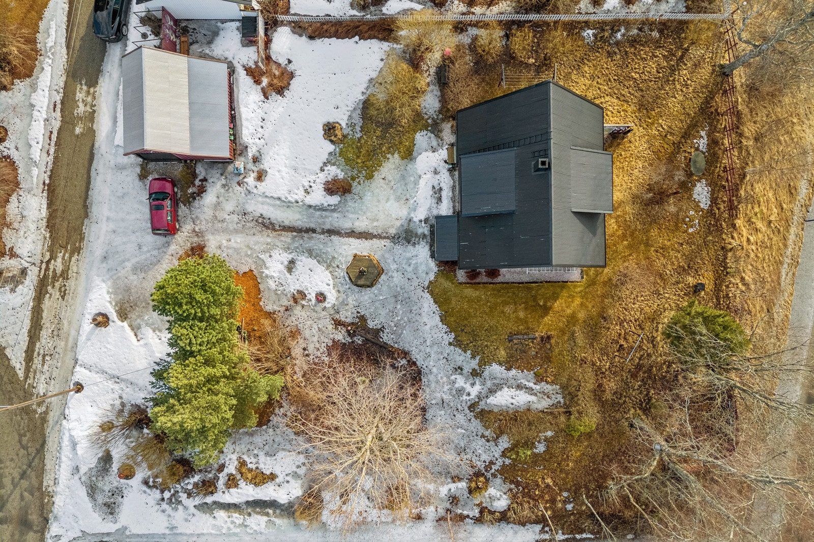 Stor fin tomt på 1 396,40 m². Tomten er opparbeidet med innkjørsel/parkering med singel. Plenareal, beplantet med prydbusker og store trær Galleribilde