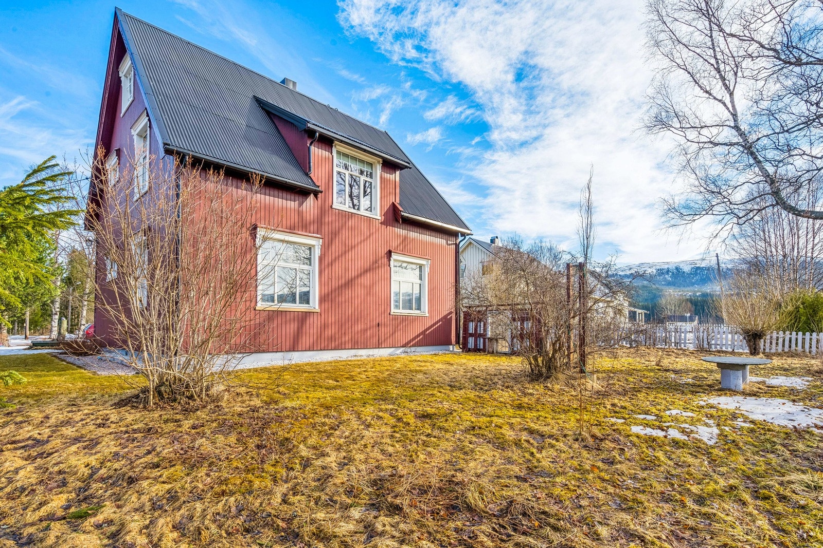 Godt med hageareal som strekker seg rundt boligen hvor det er godt med plass for små og store. Galleribilde