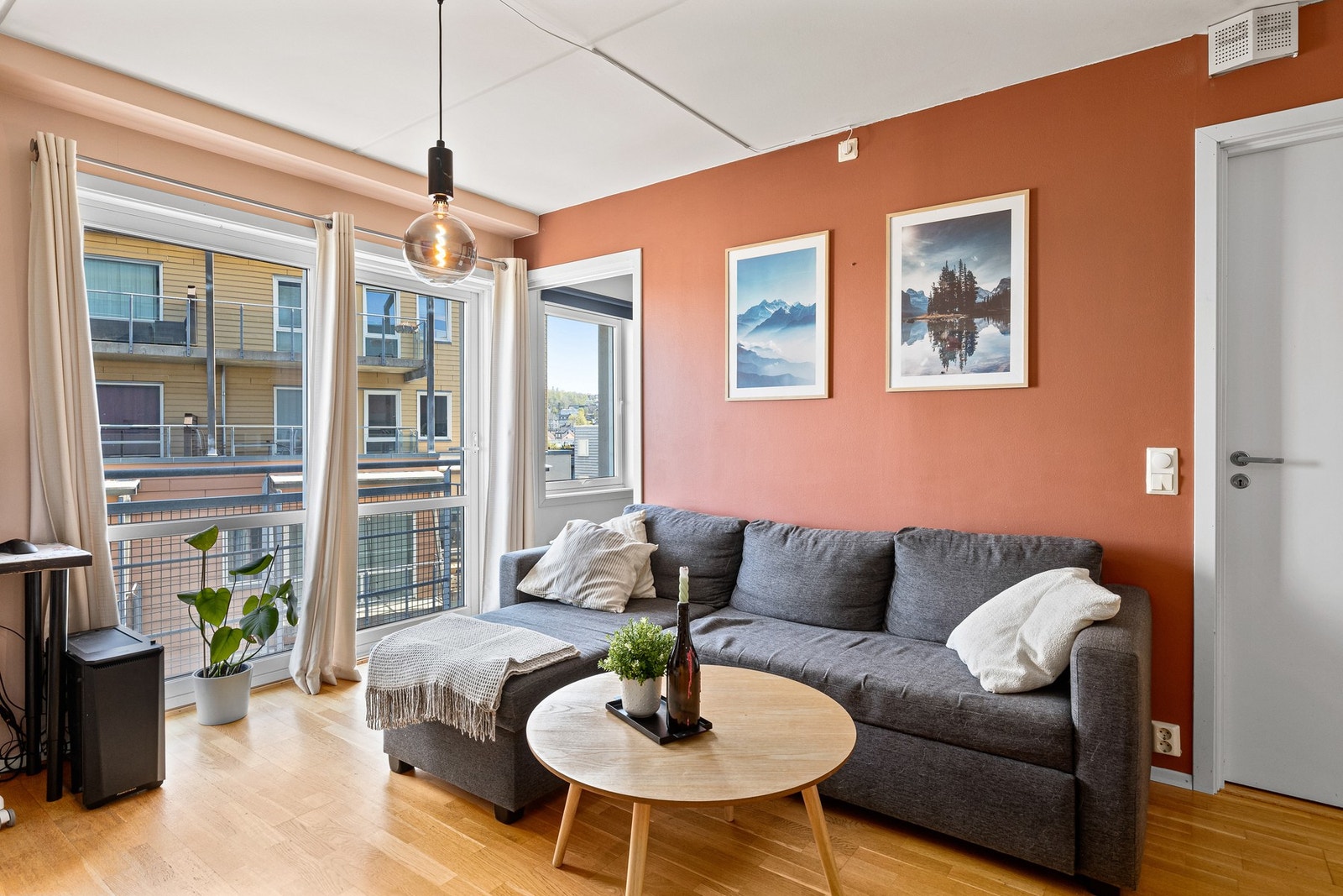 Leiligheten er godt skjermet fra støy og innsyn fra bakkeplan. Galleribilde