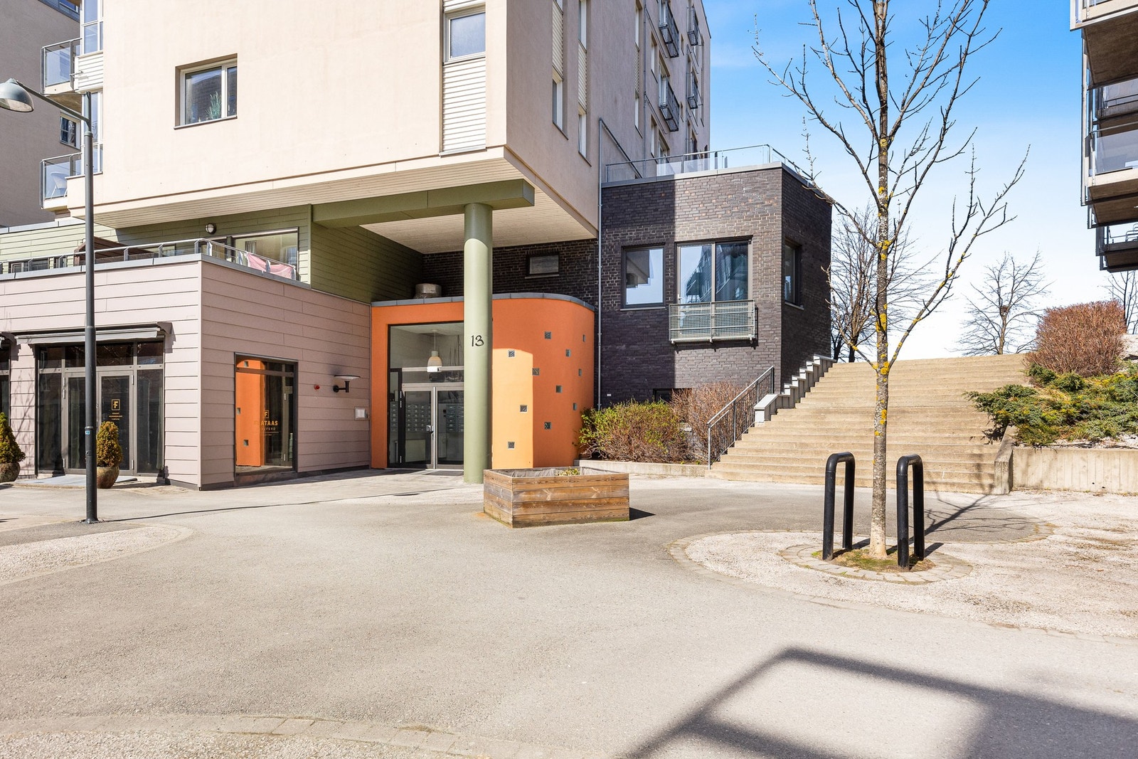 Pent og moderne inngangsparti. Leiligheten ligger plassert på populære Solsiden med kort avstand til både restauranter, shopping og båtmarina. Galleribilde