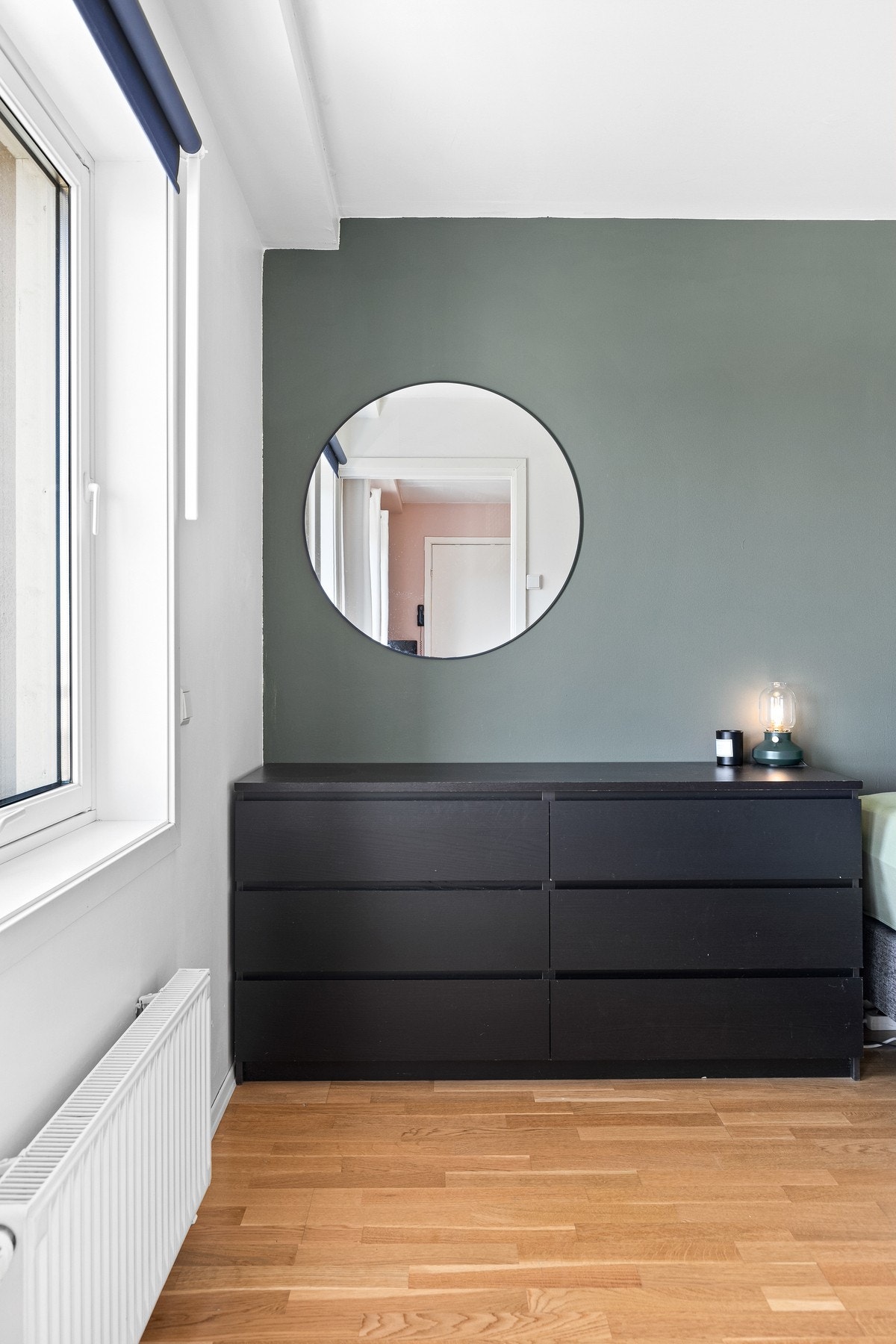 Kommunale avgifter, trappevask, vedlikehold og vaktmestertjenester i fellesarealer, kabel-TV og internett samt oppvarming er inkl. i felleskostnader. Galleribilde