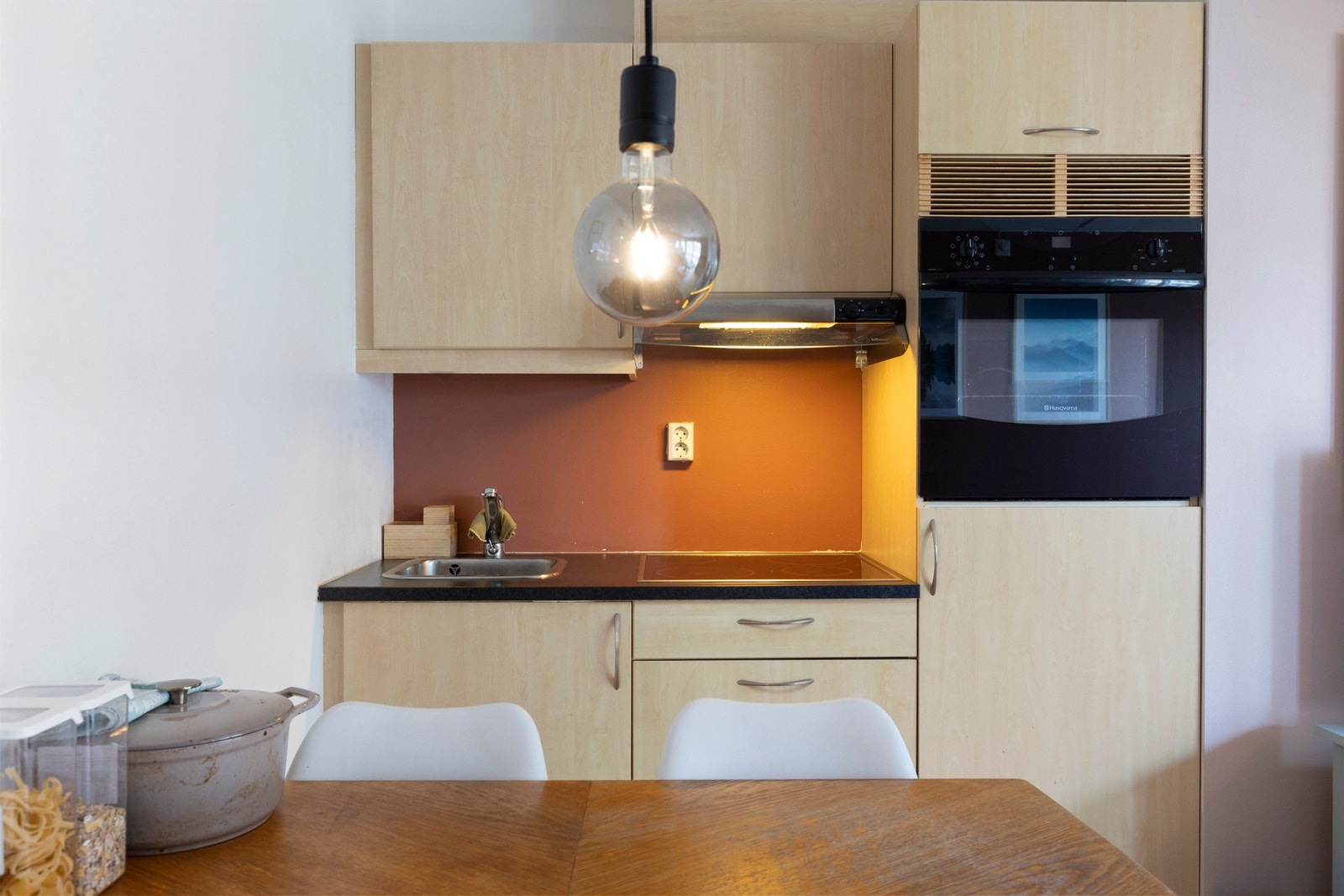 Kjøkken med stekeovn, platetopp og kjøleskap følger med i handelen. Galleribilde