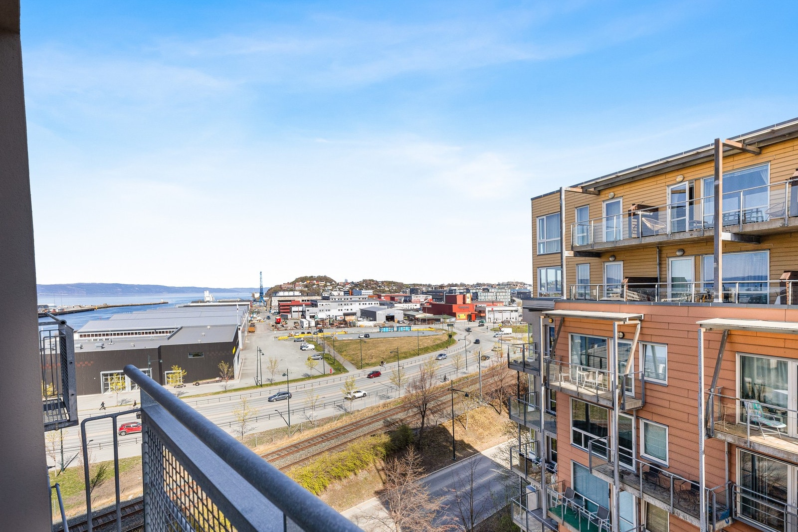 EiendomsMegler 1 har gleden av å presentere en pen 2-roms med attraktiv beliggenhet i byggets 7.etg! Galleribilde