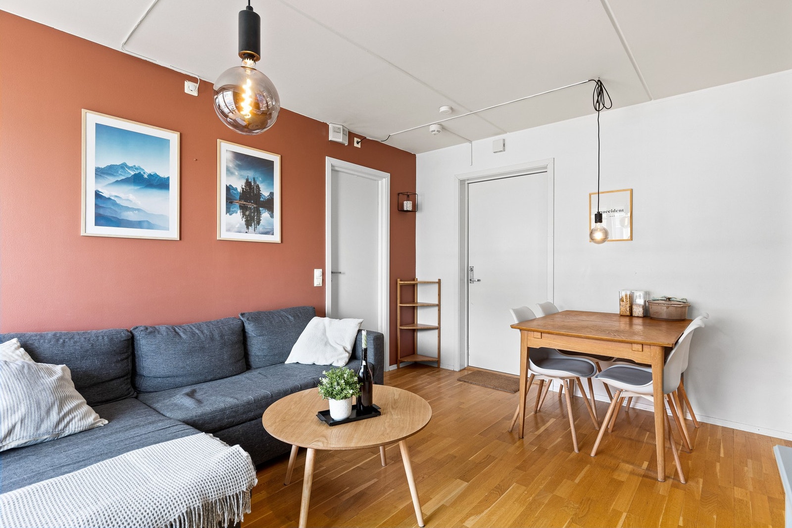 Leiligheten har en gjennomgående standard fra byggeår 2005 med parkett på gulv og slette vegger. Galleribilde