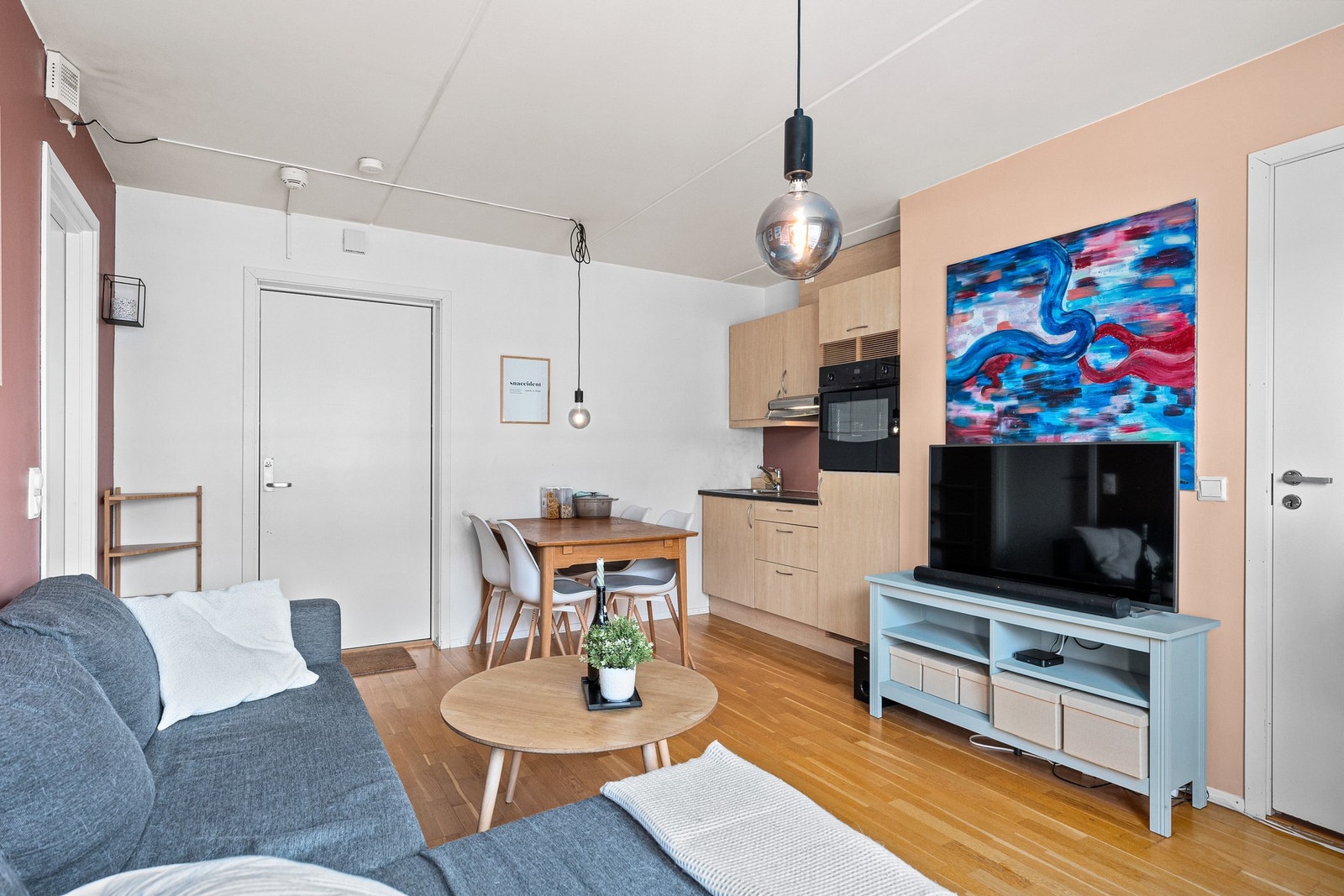 Leiligheten har en åpen stue/kjøkken-løsning på nesten 17 kvm. Galleribilde