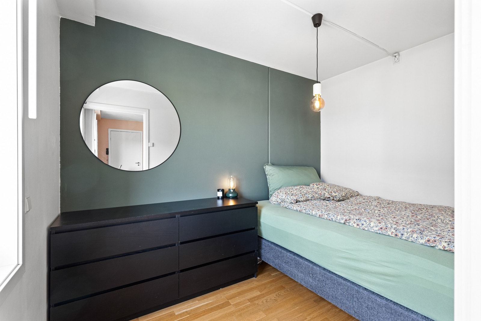 Soverom på 6,8 kvadratmeter med god plass til seng og kommode. Galleribilde