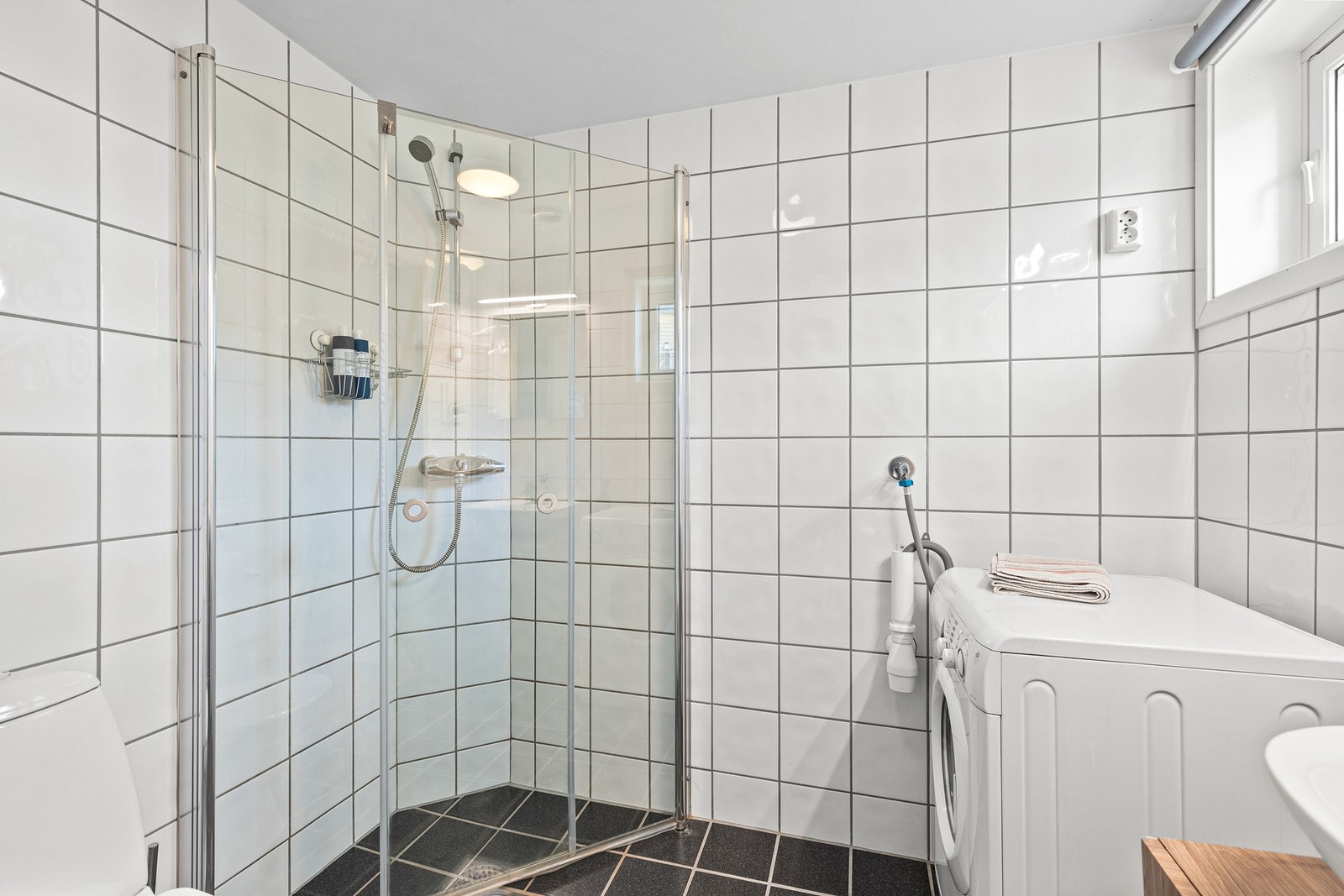 Lyst og flislagt baderom på 3,6 kvm i lyse og tidløse farger, samt opplegg til vaskemaskin. Som også medfølger handelen. Galleribilde