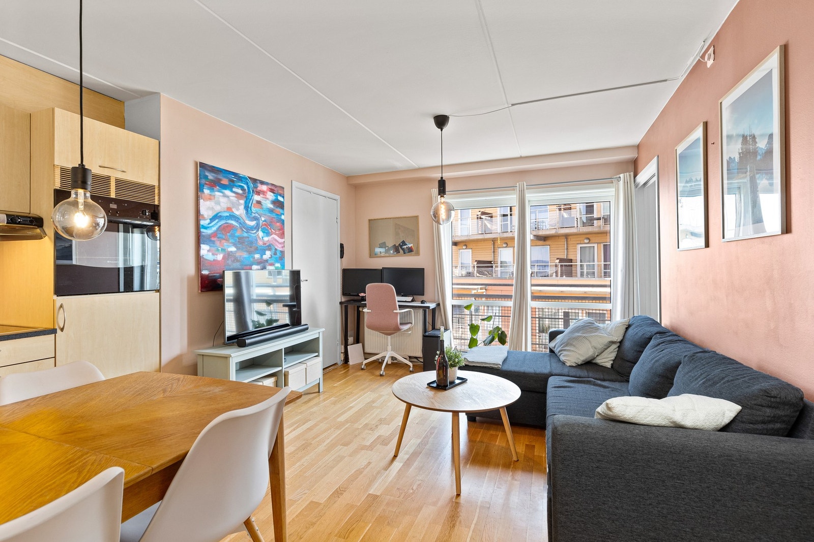 Flott stue som er lett å innrede med sofagruppe og spisebord. Galleribilde