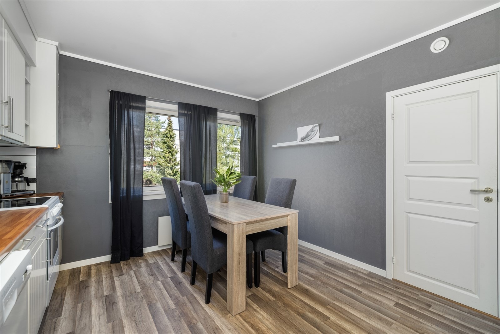 Ved vinduene er det god plass til et spisebord. Galleribilde