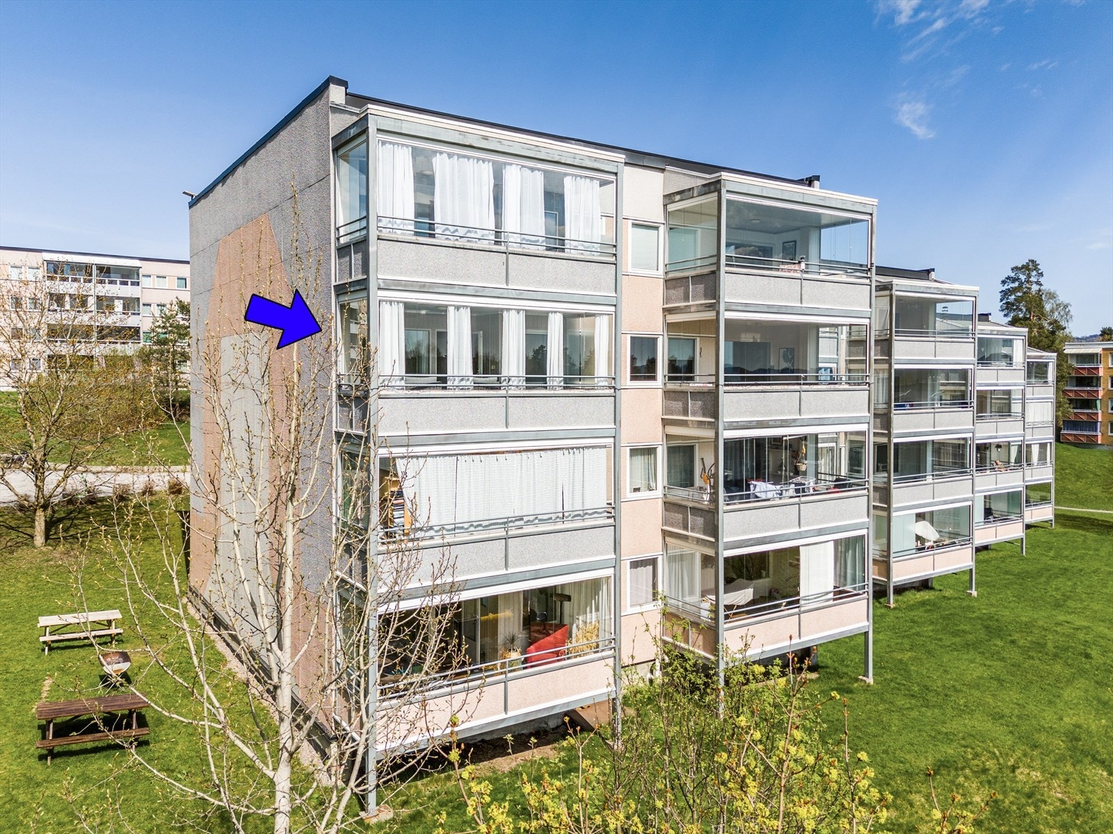 Boligen ligger på Gulset, et barnevennlig og attraktivt område med kort vei skoler, barnehager og idrettsanlegg, samt fine turområder, butikker og gode bussforbindelser. Galleribilde