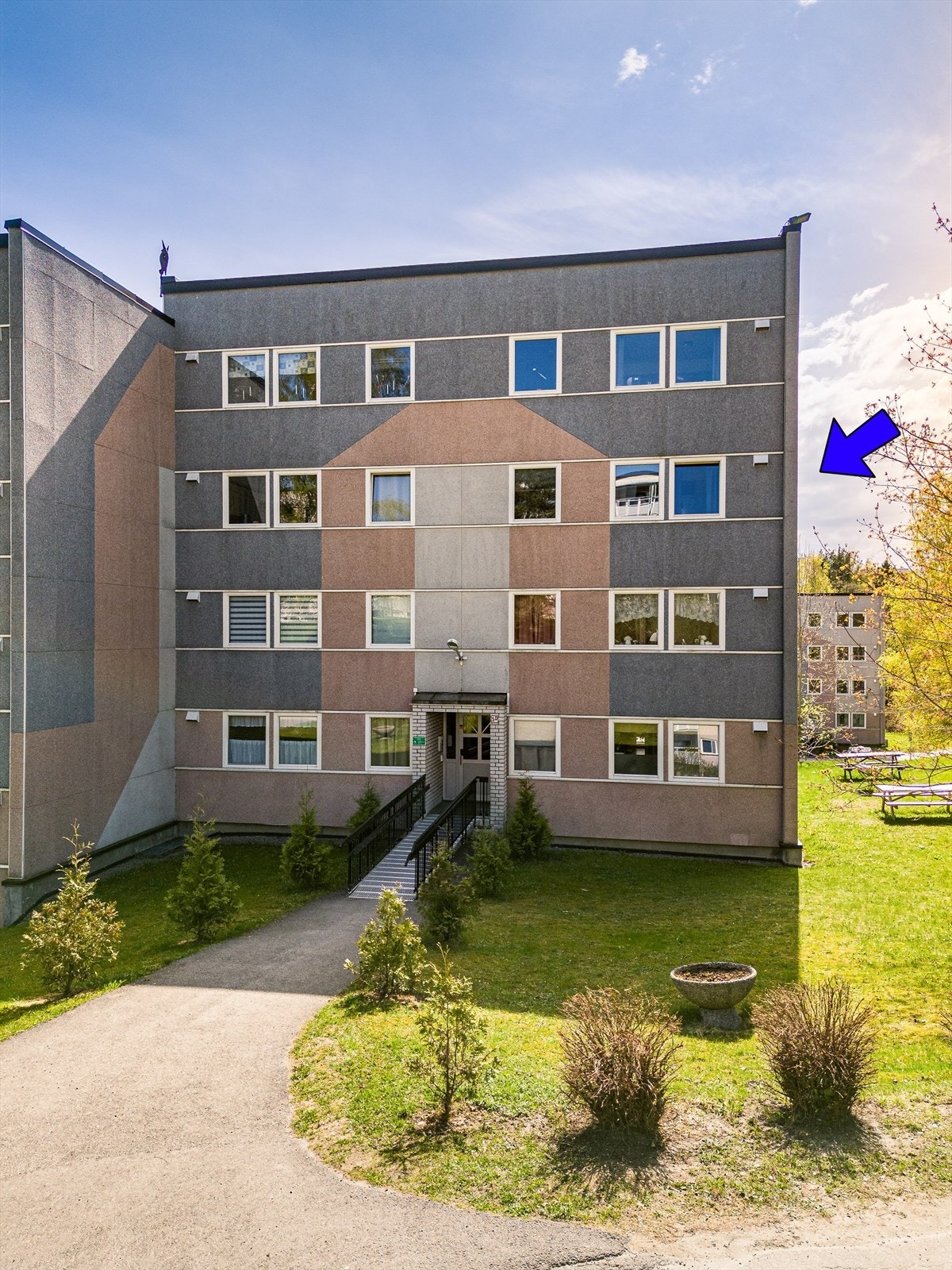 Borettslaget har felles biloppstillingsplasser med mulighet for lading av elbil. Galleribilde