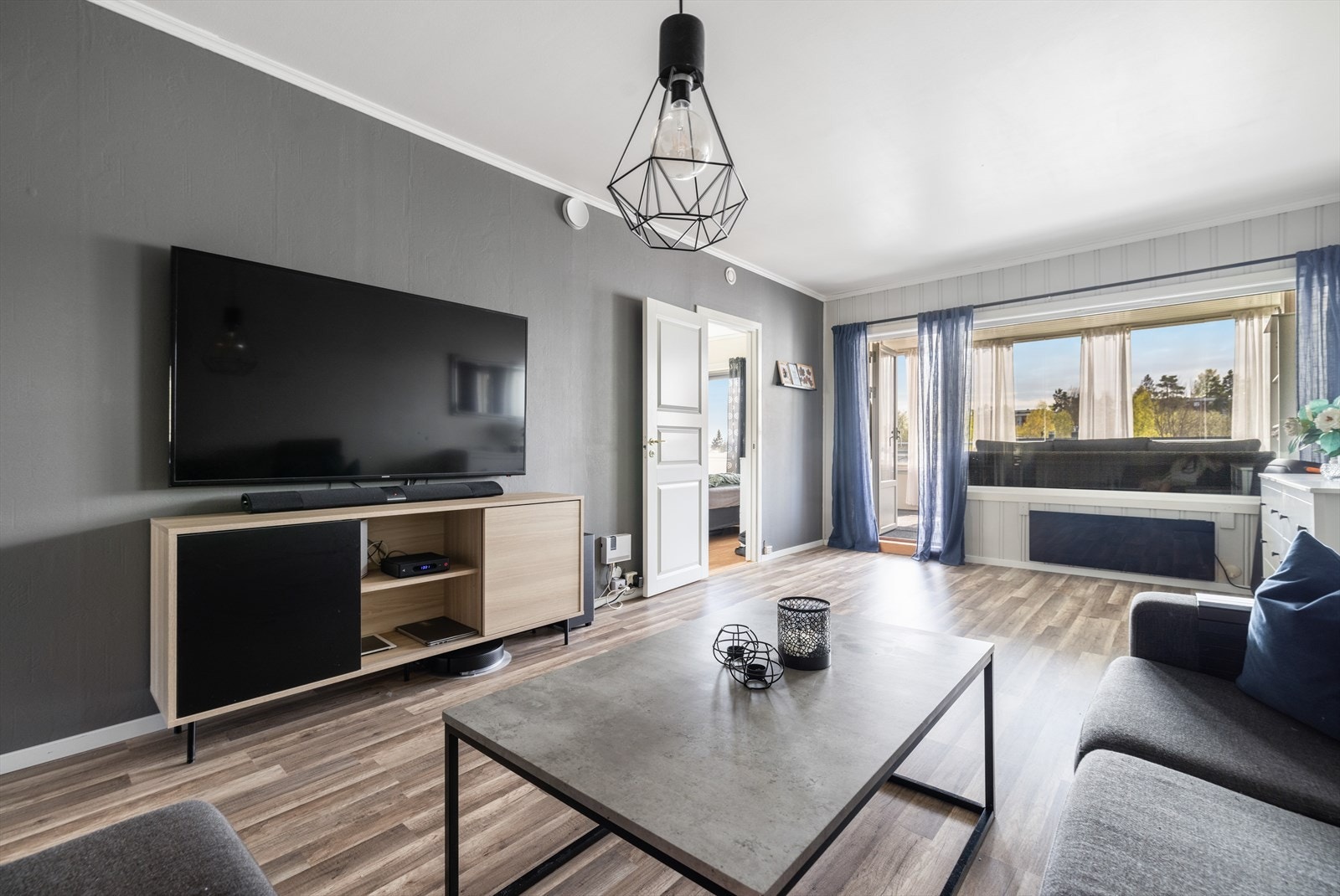 Boligen fremstår som en pen 3-roms leilighet med god planløsning. Badet er oppgradert i regi av borettslaget i 2015, og deler av boligens innvendige overflater er modernisert i perioden 2019-2023. Balansert ventilasjonssystem fra 2015. Galleribilde