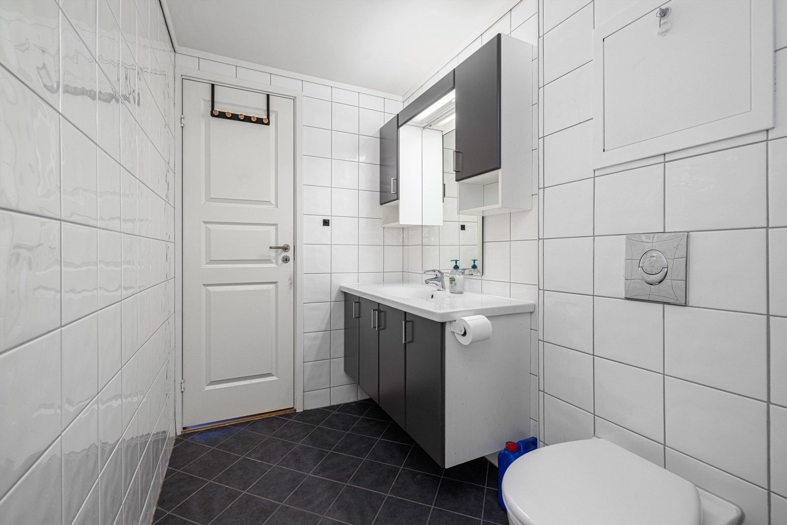 Innredningen har heldekkende hvit vask, under- og overskap med slette fronter, speil og lys. Det er sentralanlegg for varmt vann i blokka med egne målere for avlesning. Galleribilde