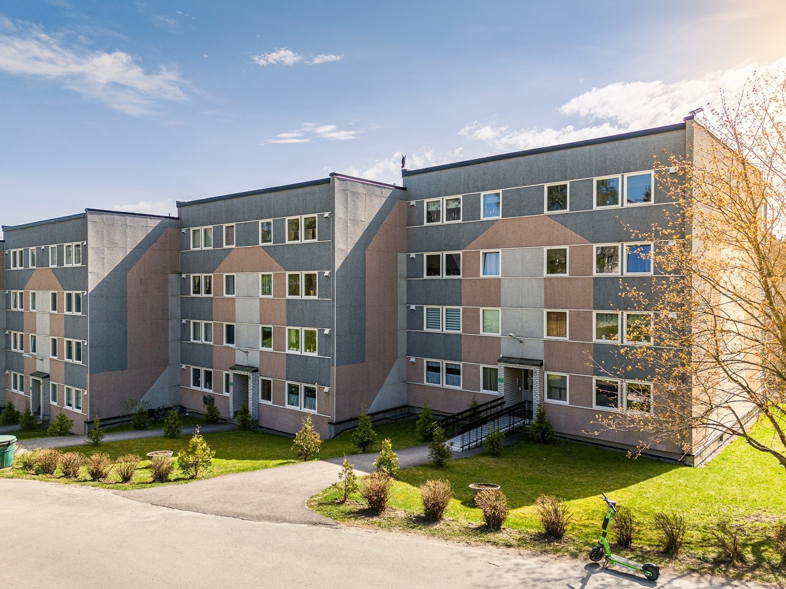 Borettslagets tomt er pent opparbeidet med en stor gressplen, busker og trær, samt sjarmerende naturtomt. Det er lekeplass til barna og hyggelige sittebenker. Galleribilde