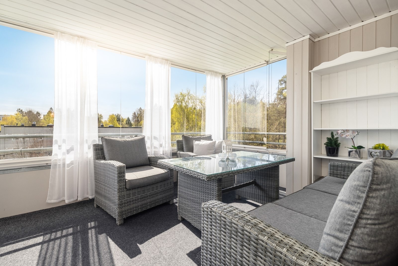 Her har boligen en hyggelig innglasset balkong på 13 kvm med utsikt ut over nærområdet og god plass til utemøbler. Fra balkongen er det inngang til stuen. Velkommen inn! Galleribilde