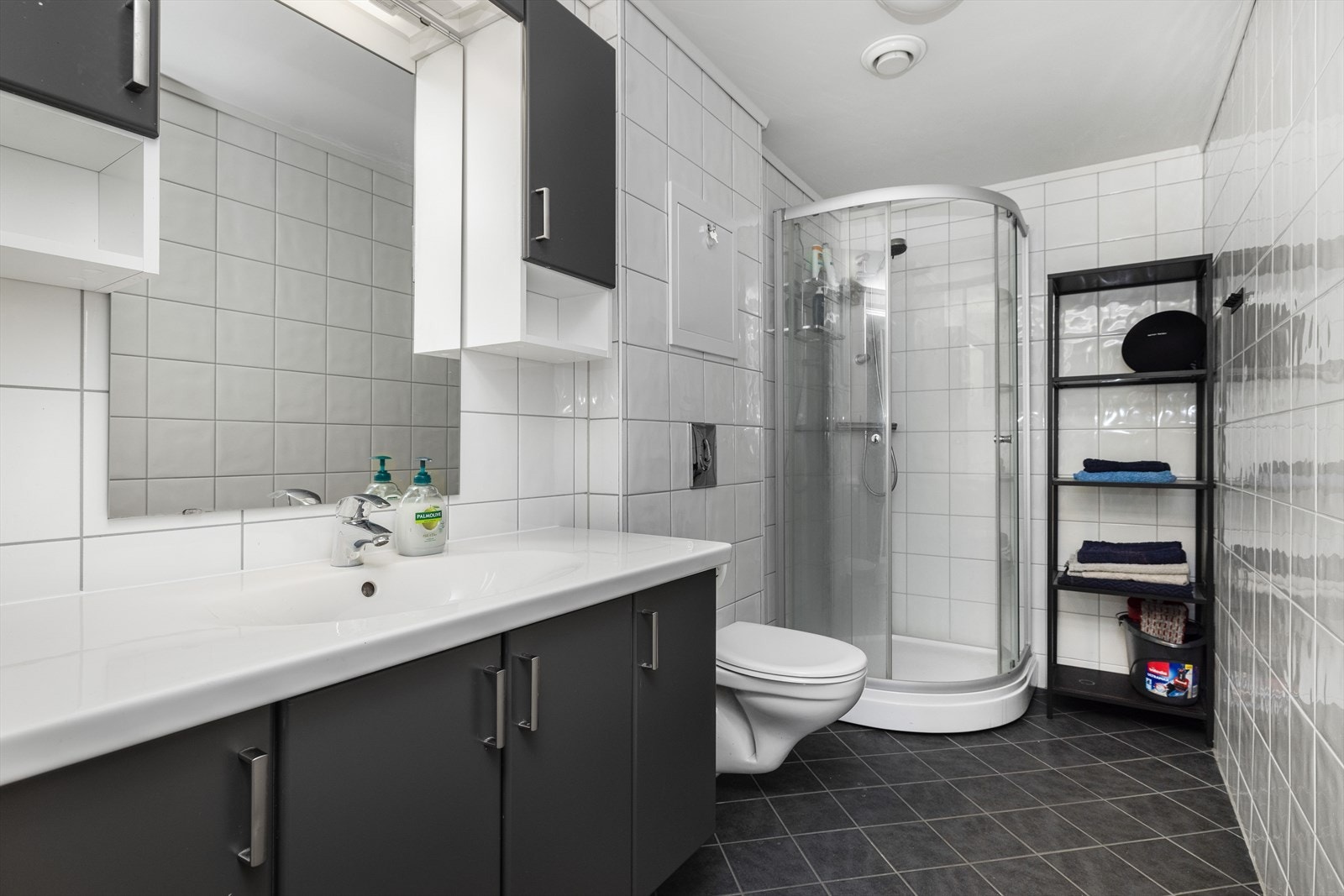 Pent bad oppgradert i regi av borettslaget i 2015. Her er det flis på gulv og vegger, og badet inneholder dusjkabinett, vegghengt toalett og innredning.
Det er varmekabler i gulv og balansert ventilasjon. Galleribilde