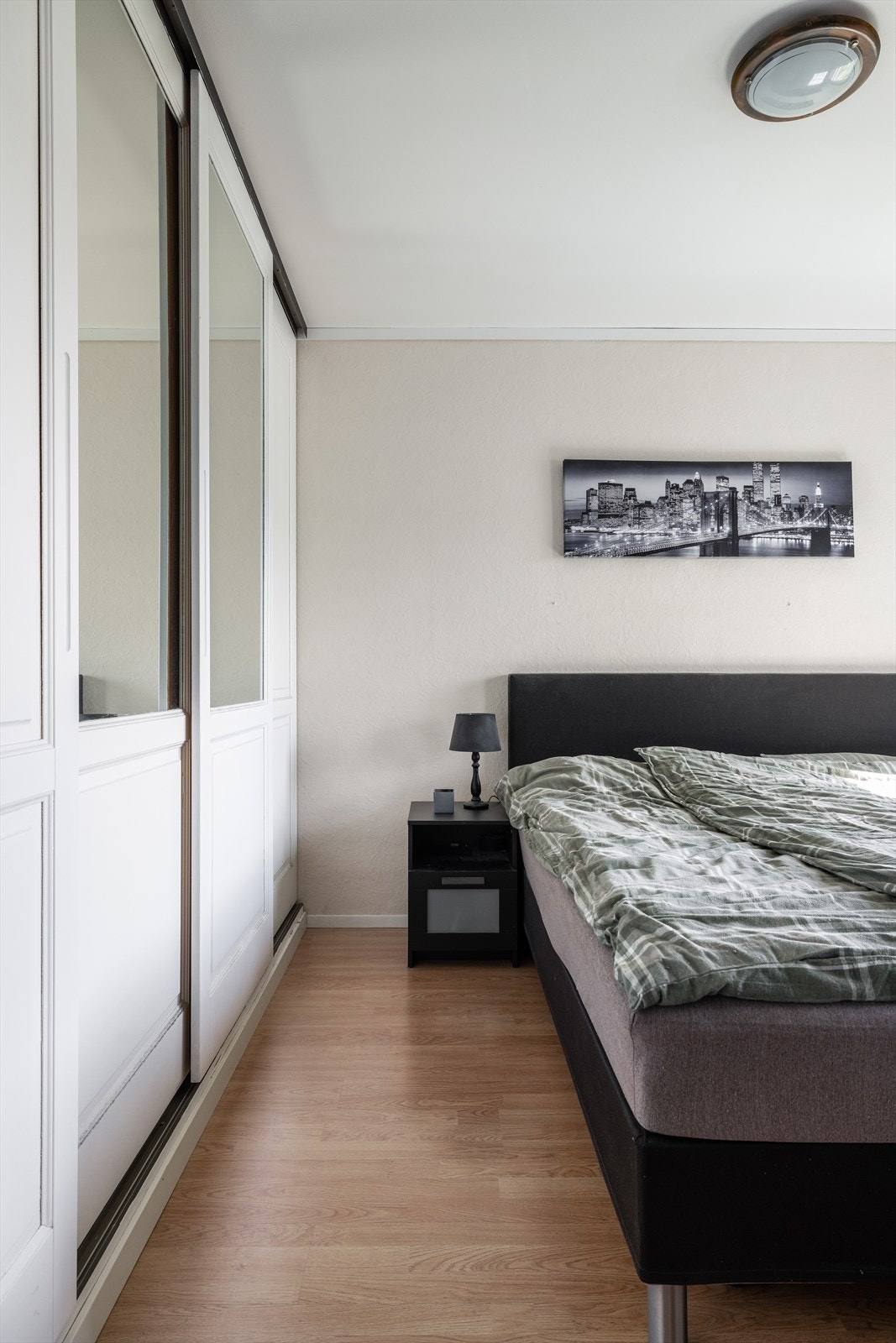 Soverom nr.1 har garderobe med skyvedører. Galleribilde