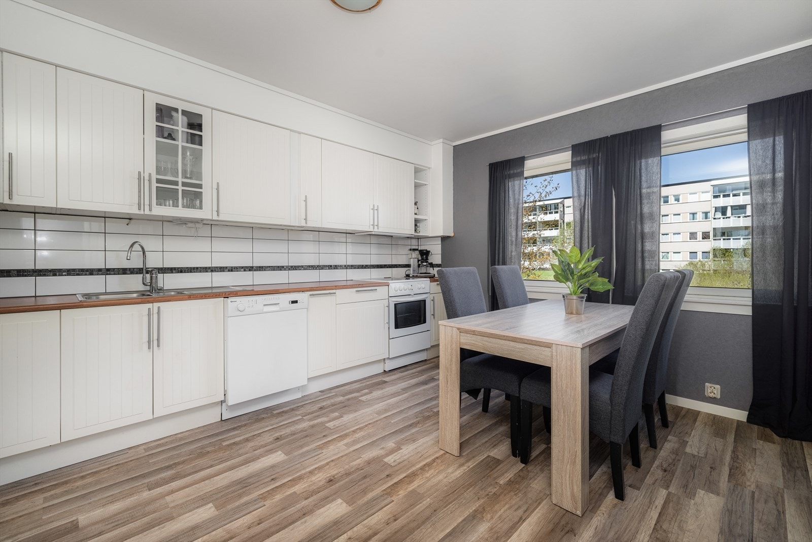 Det er avtrekk via balansert anlegg, samt eget avtrekk med timer. Innredningen har også vannstoppersystem i benkeplate. Galleribilde