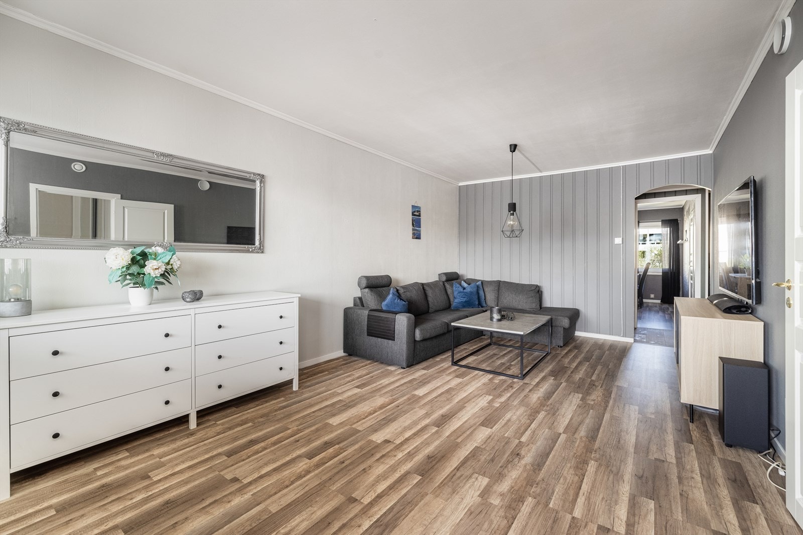 Boligen har en pen stue med plass til sofagruppe og spisestuebord. Kabel tv og internett leveres av Telenor, og er inkludert i felleskostnadene. Galleribilde