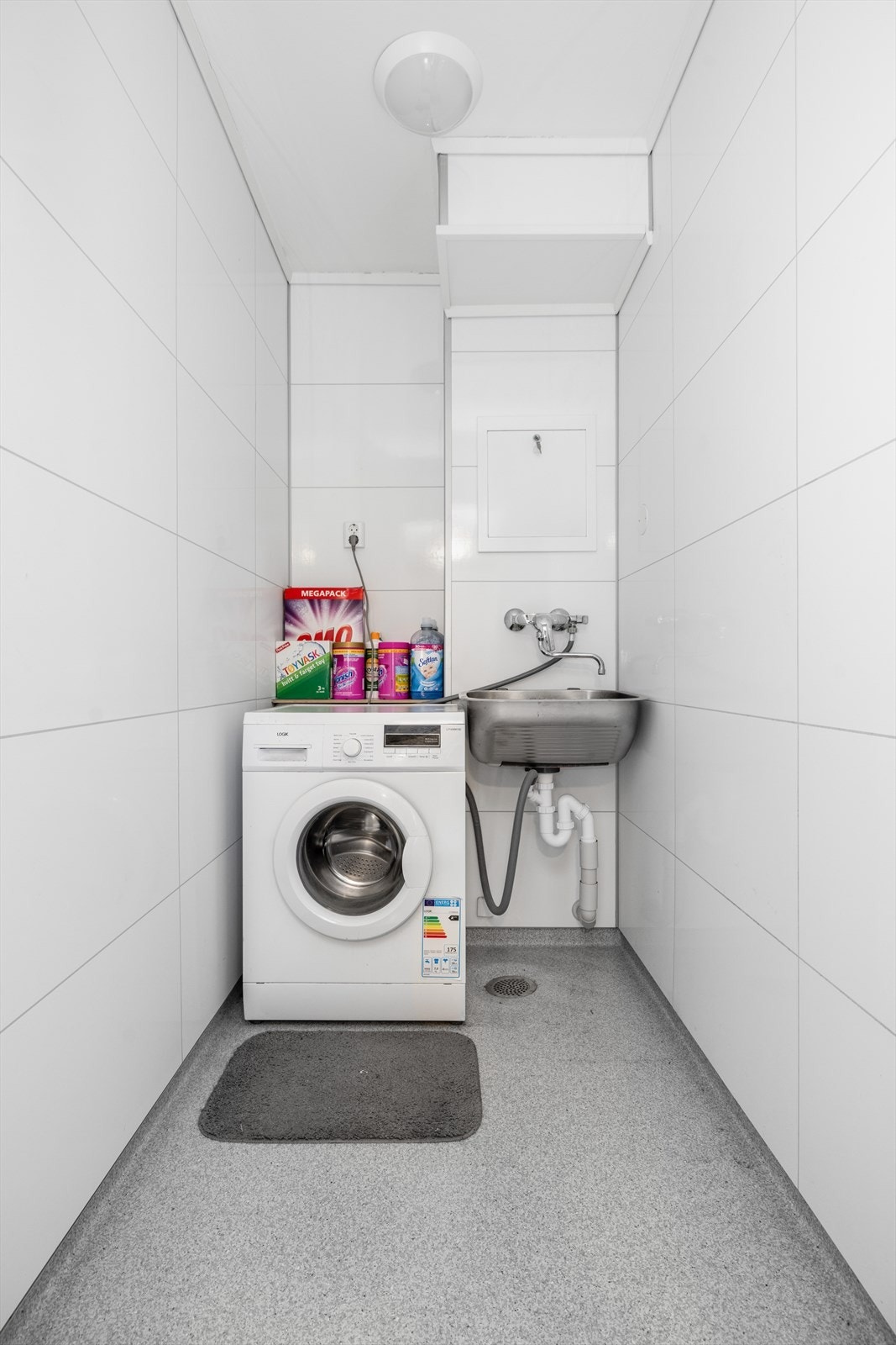 I tillegg har boligen et praktisk vaskerom som også ble oppgradert i regi av borettslaget i 2015. Vaskerommet har belegg på gulv og baderomsplater på vegger. Her er det vaskekum og opplegg for vaskemaskin. Det er balansert ventilasjon. Galleribilde